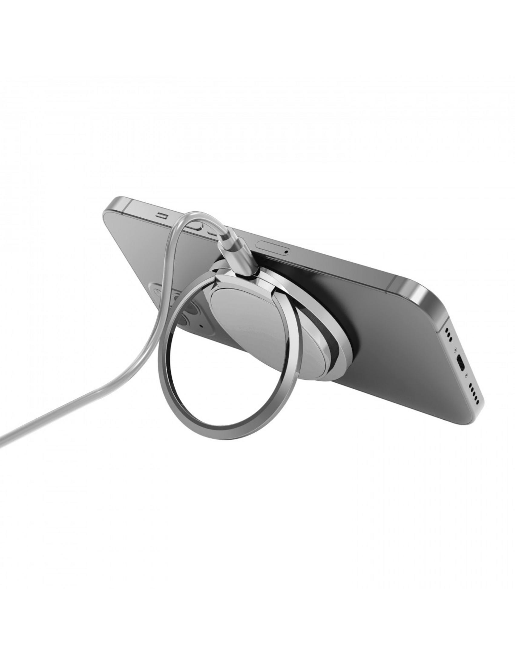 Un smartphone plateado con soporte de anillo y cable.