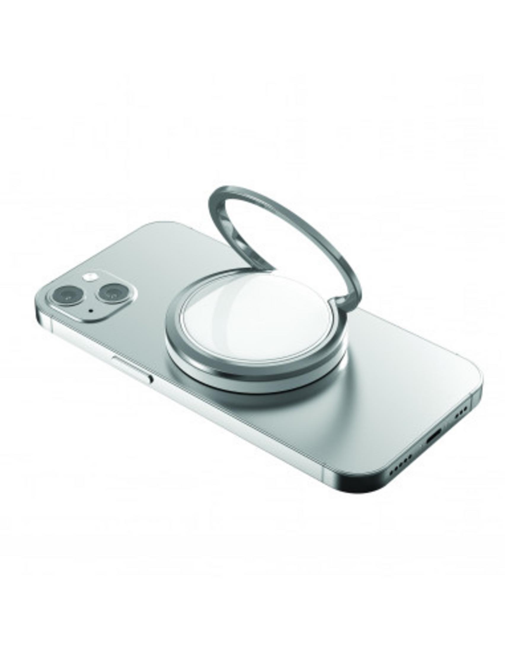 Teléfono inteligente plateado con soporte de anillo blanco sobre fondo blanco.