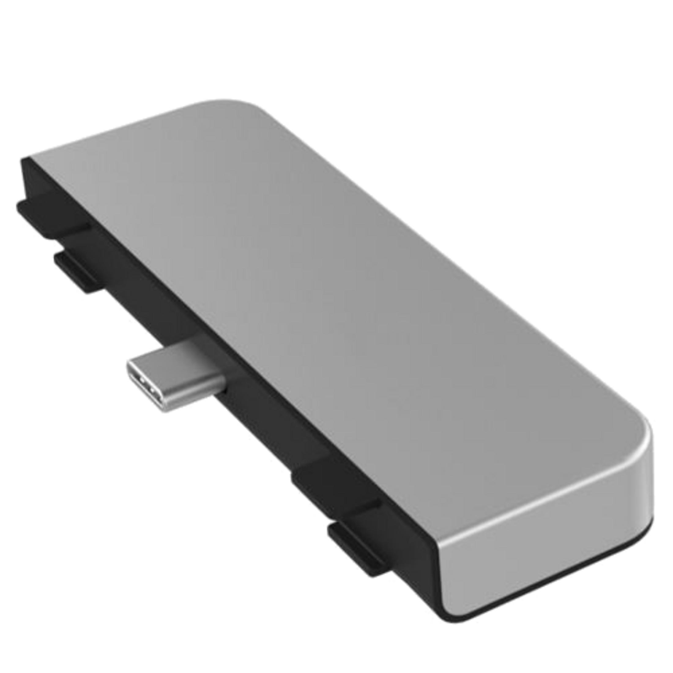 Un concentrador USB-C plateado con carcasa negra y conector saliente.