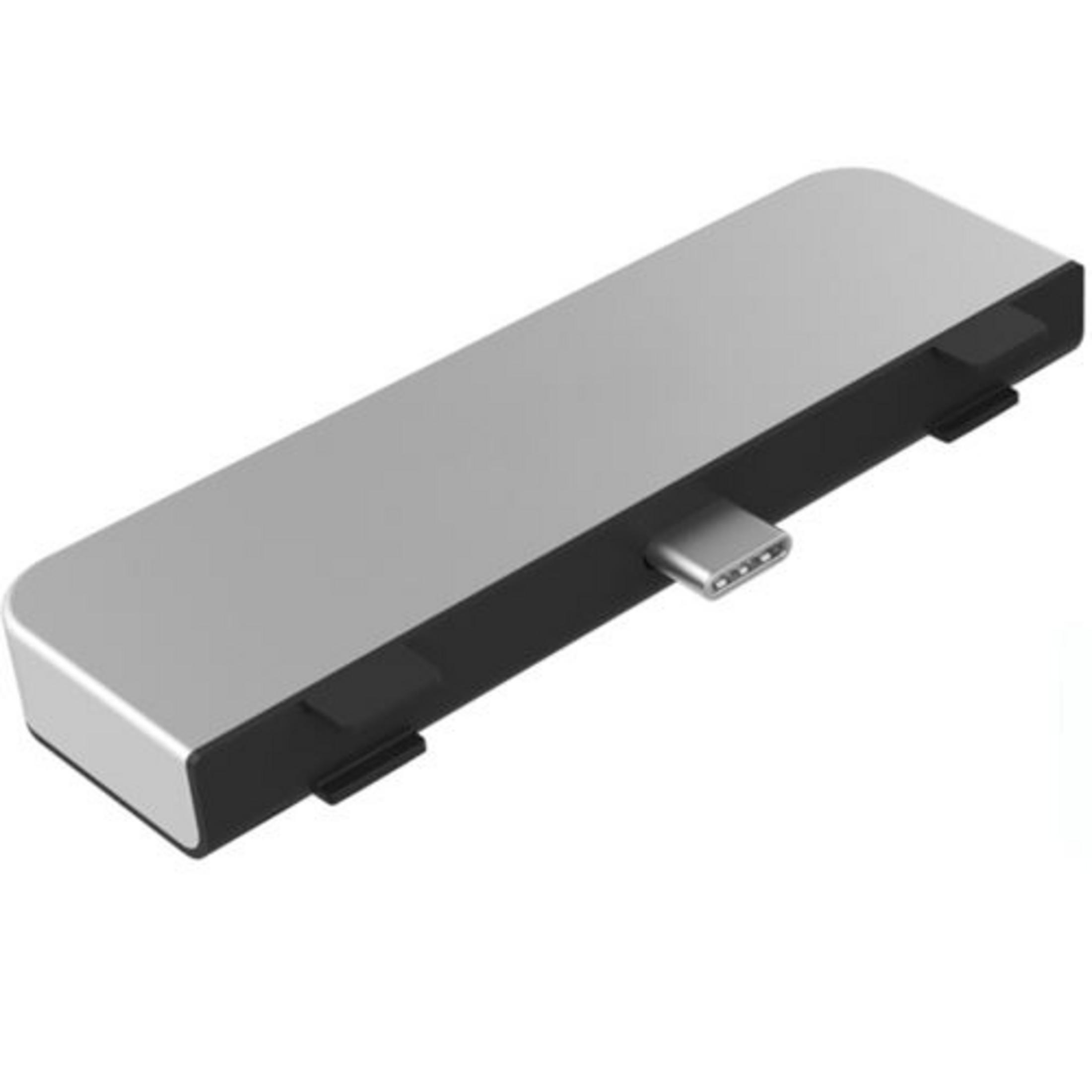 Un concentrador USB-C plateado con carcasa negra y un conector USB-C.