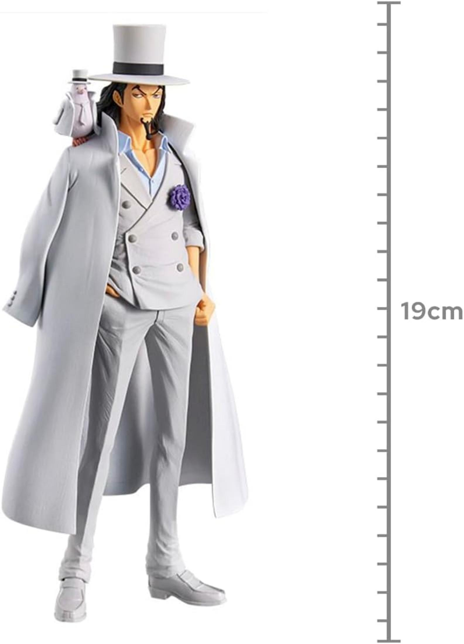 Figura de un hombre con traje blanco, abrigo blanco, sombrero de copa y un mono pequeño en el hombro.