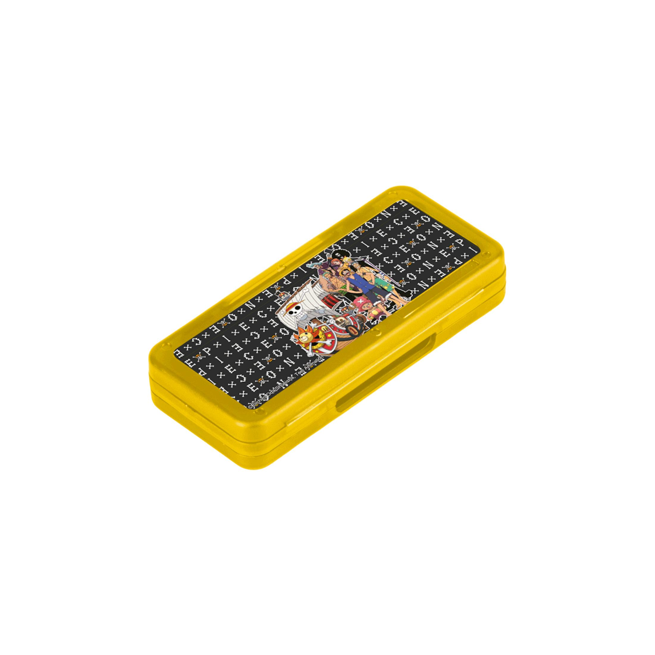 Un astuccio giallo con personaggi di One Piece e sfondo bianco.
