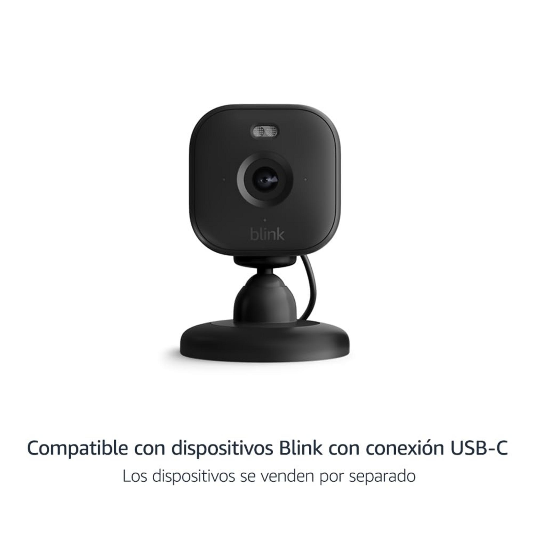 Telecamera Blink nera con connessione USB-C su supporto.