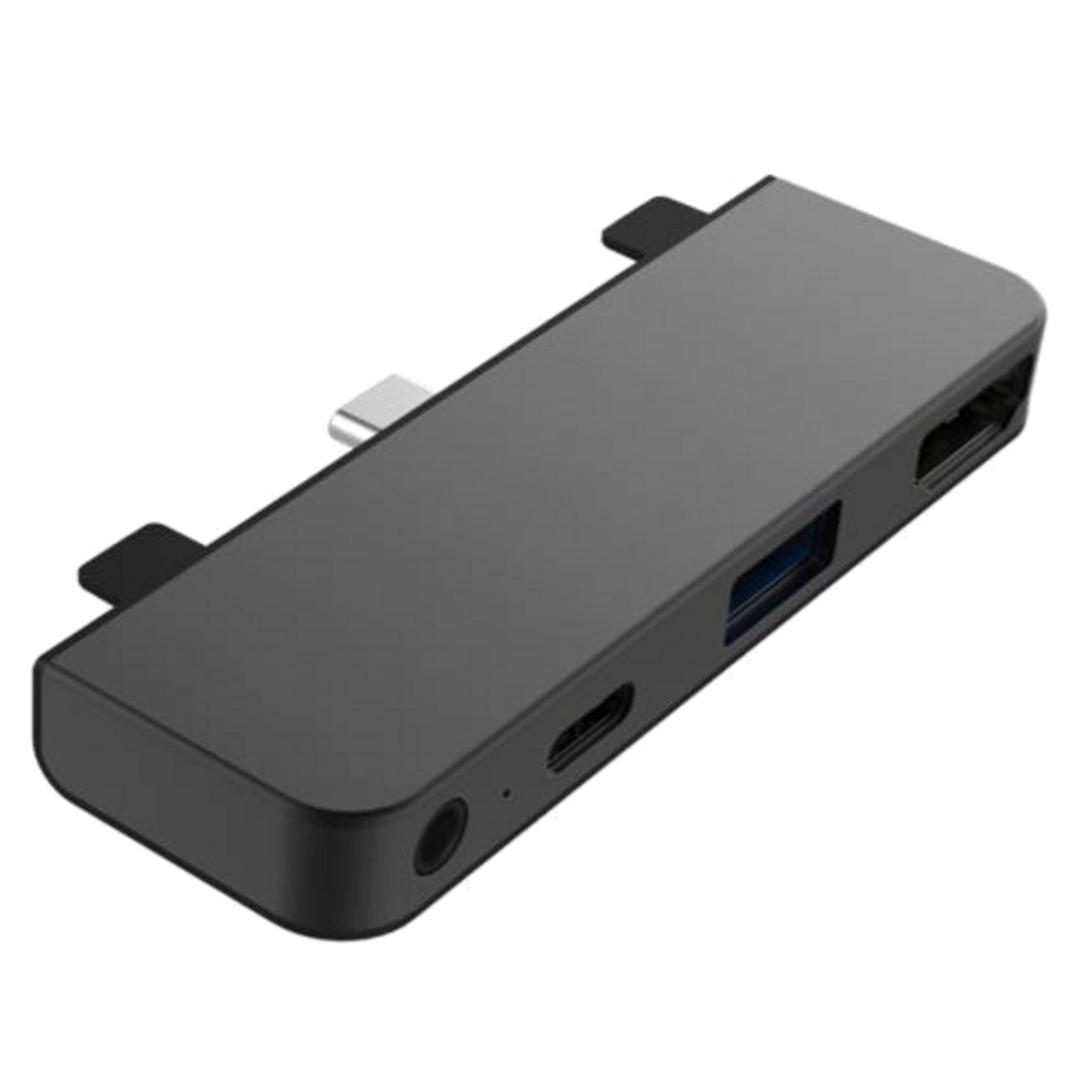 Un hub USB-C nero con porte HDMI, USB-A e jack per cuffie.