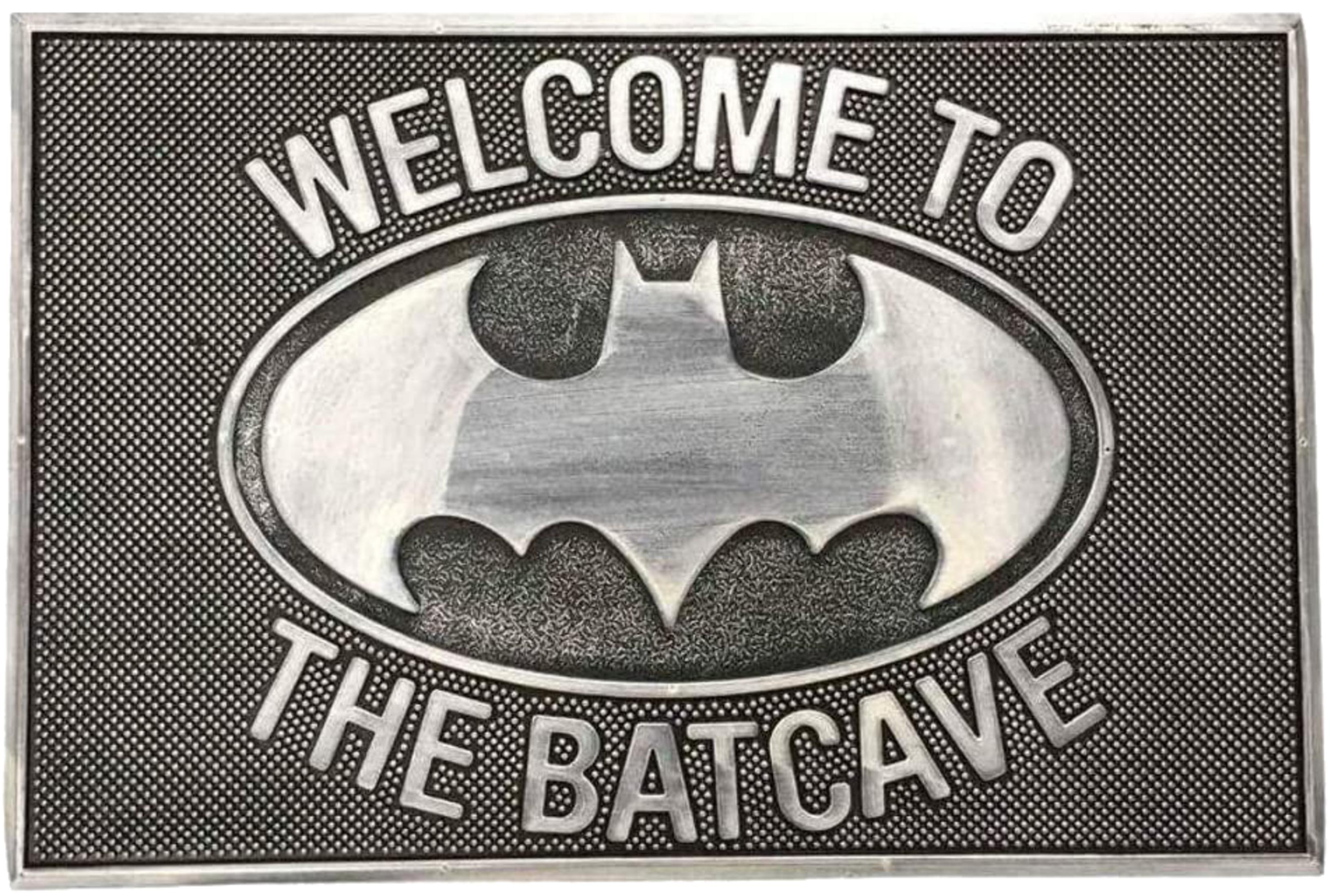 Willkommen im Batcave-Schild mit dem Batman-Logo.