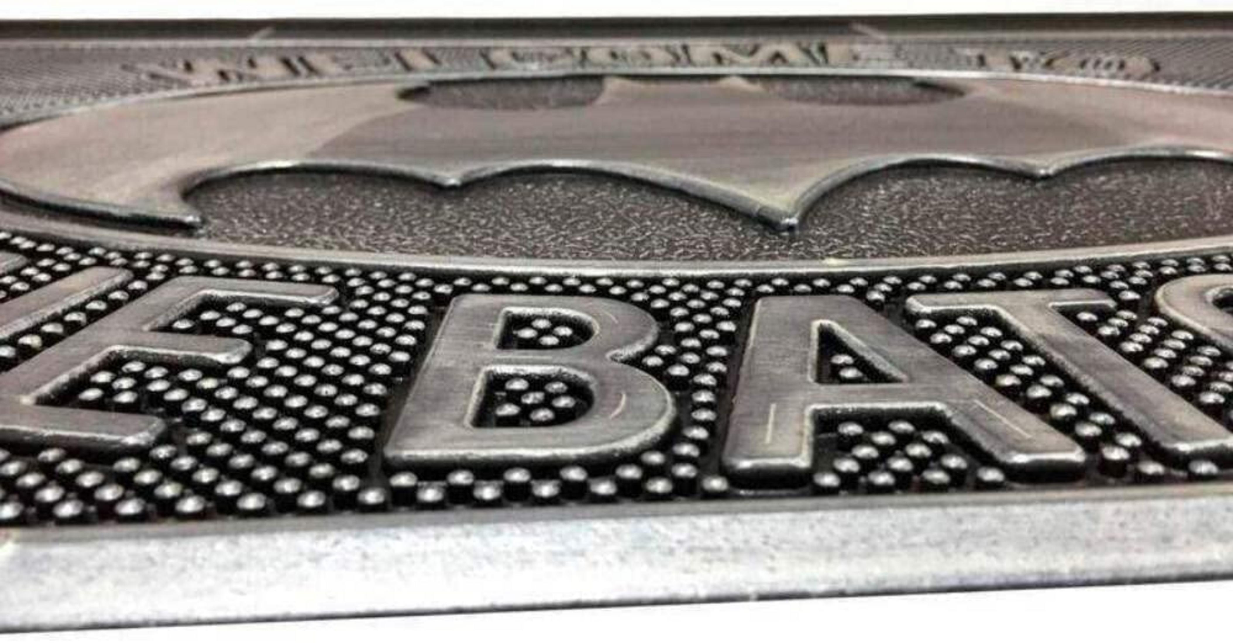Ein silbernes Batman-Logo mit den Buchstaben "BATMAN" darunter.