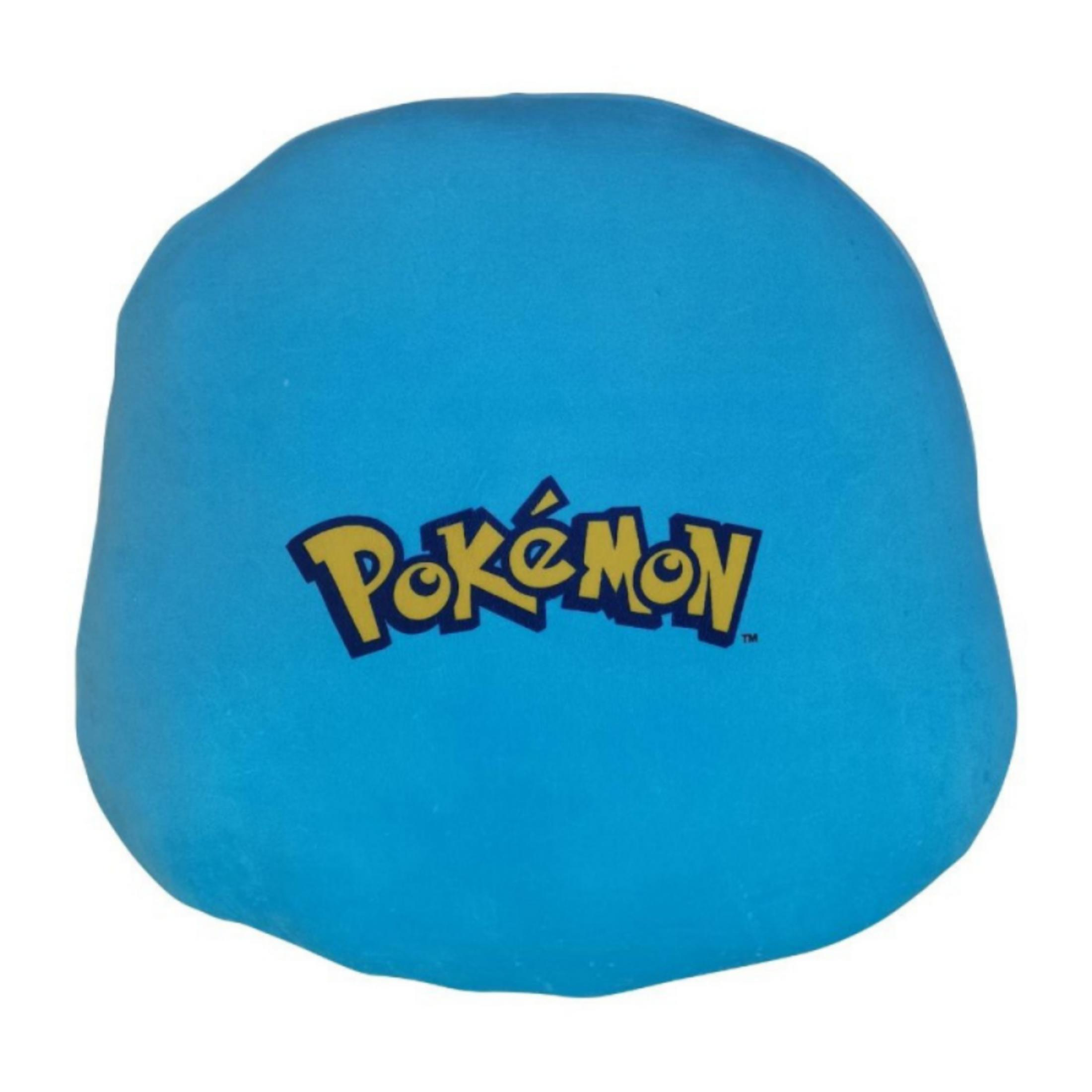 Un objeto azul de forma irregular con el logo amarillo de Pokémon.