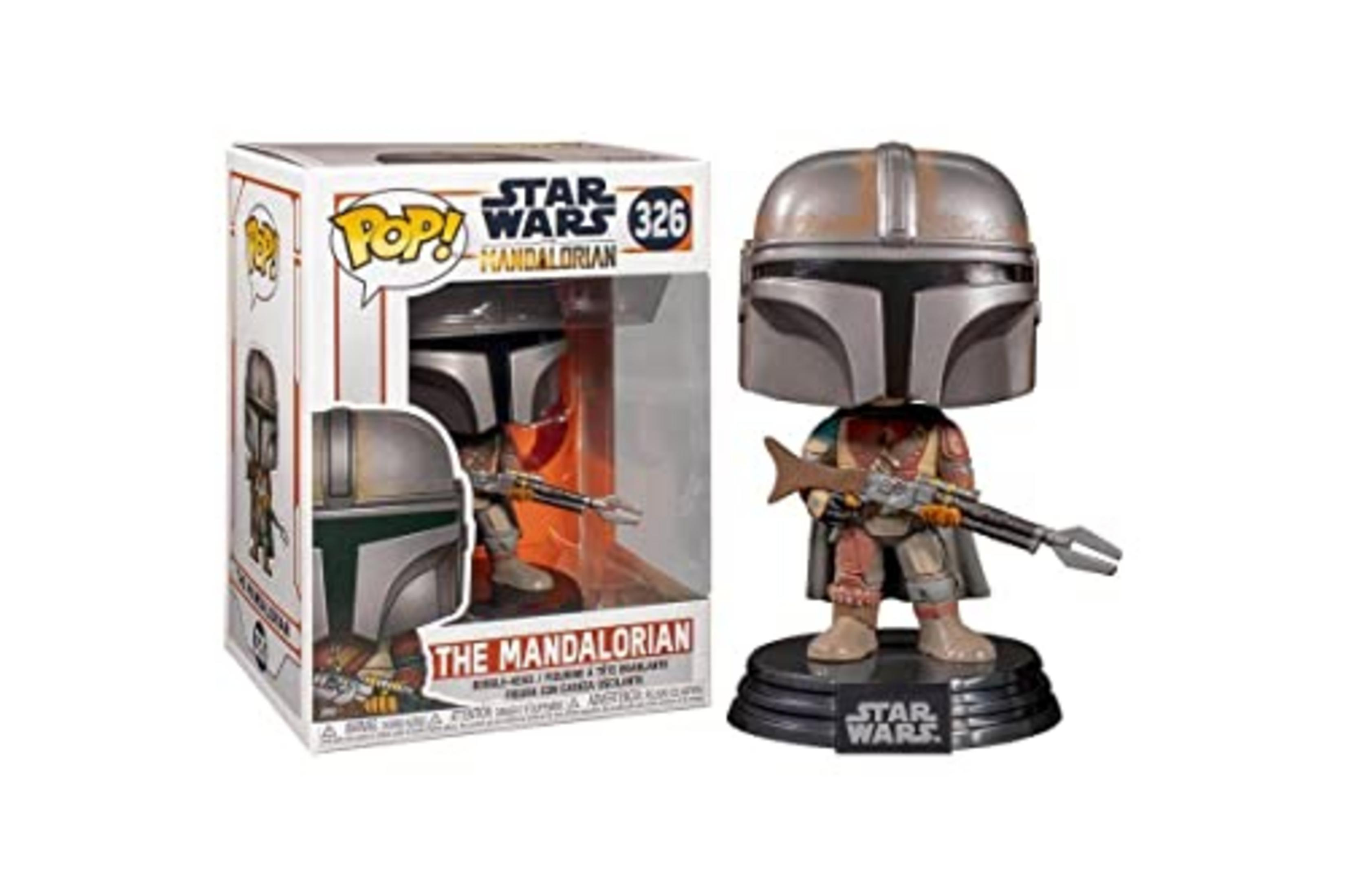 Una figuretta Funko Pop! di The Mandalorian con un'arma, accanto alla sua scatola.