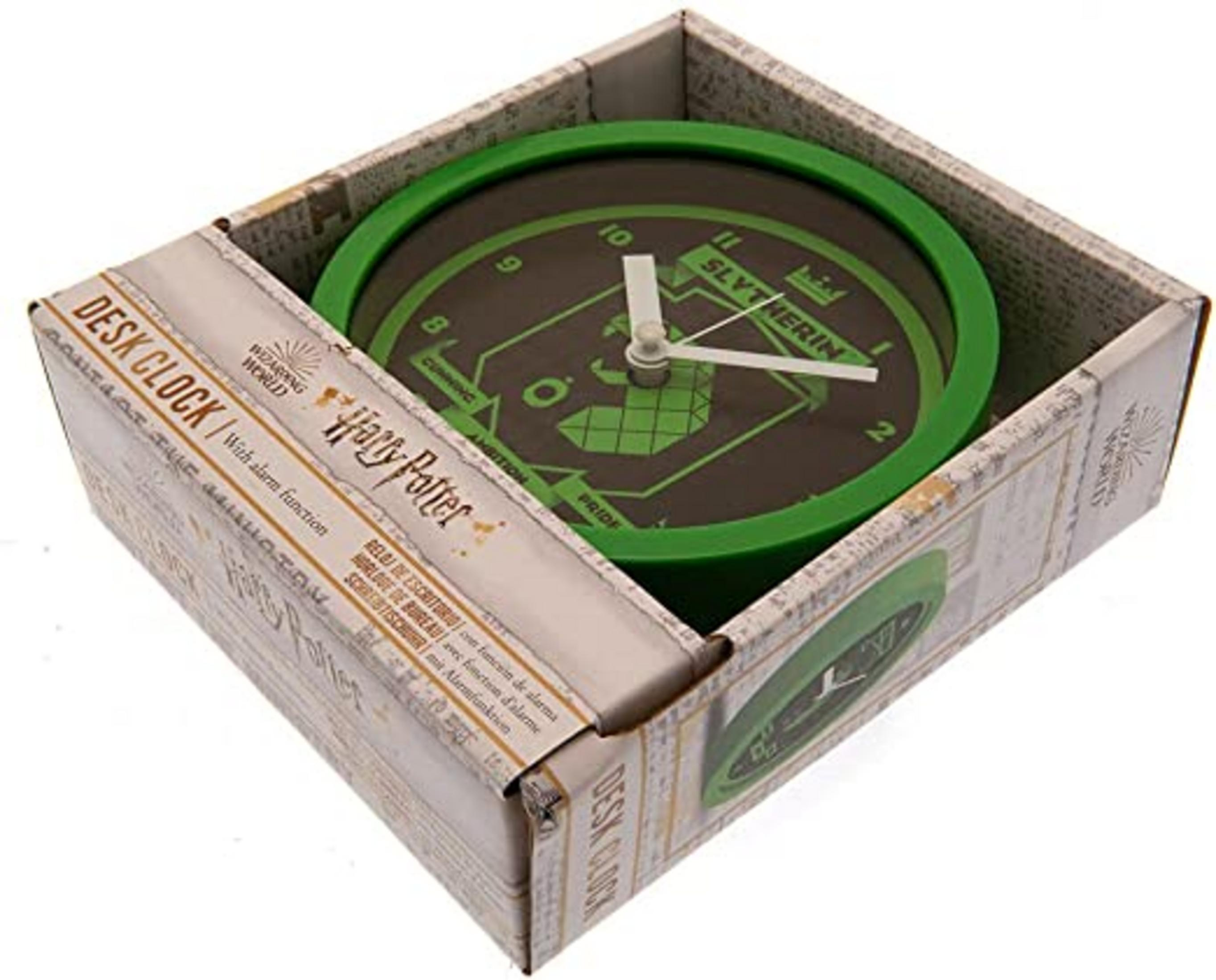 Een Harry Potter Slytherin bureauklok in groene verpakking.