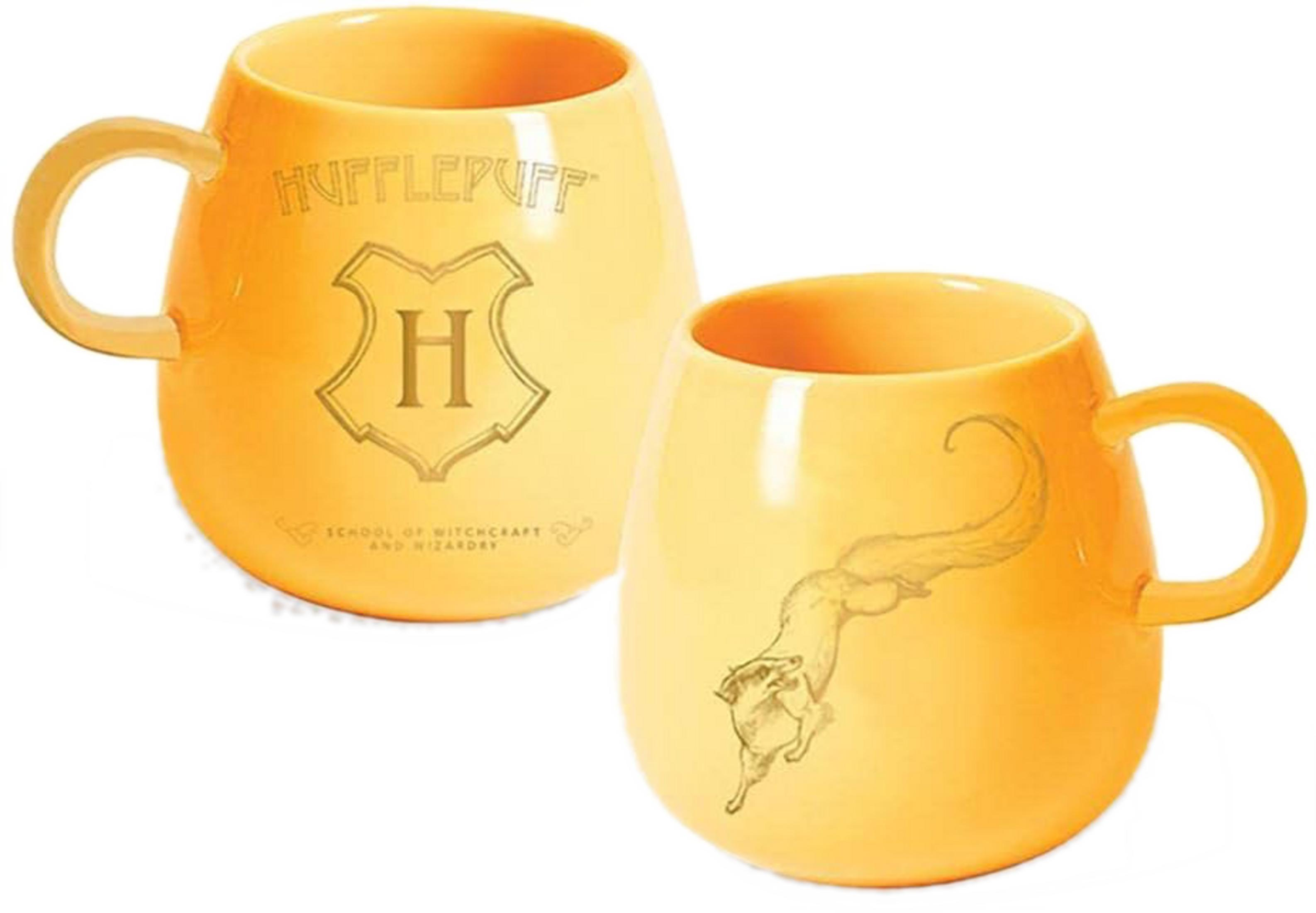 Dos tazas amarillas con diseños de Hufflepuff y Niffler.