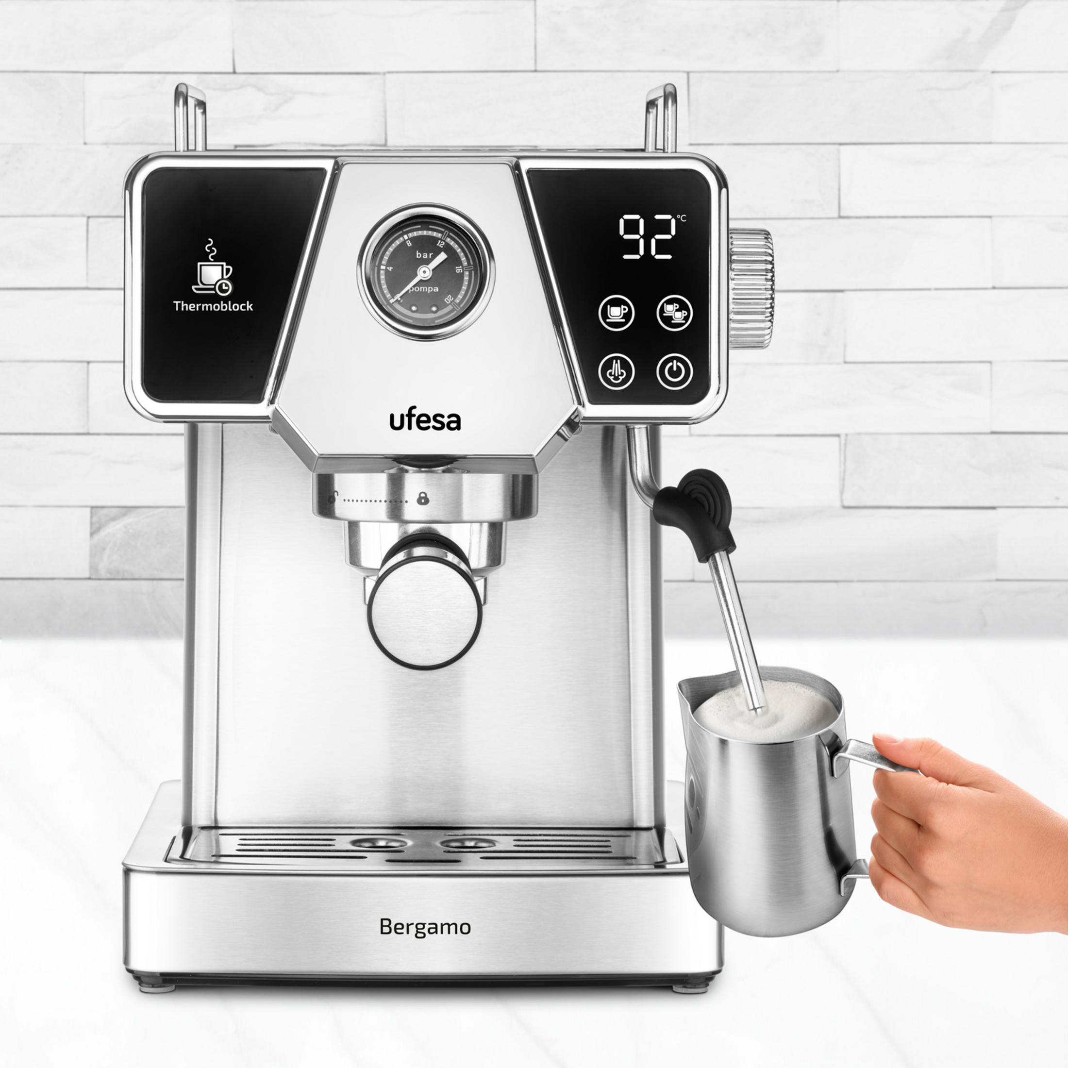 Máquina de espresso espumando leche con jarra. La pantalla muestra 92°C.