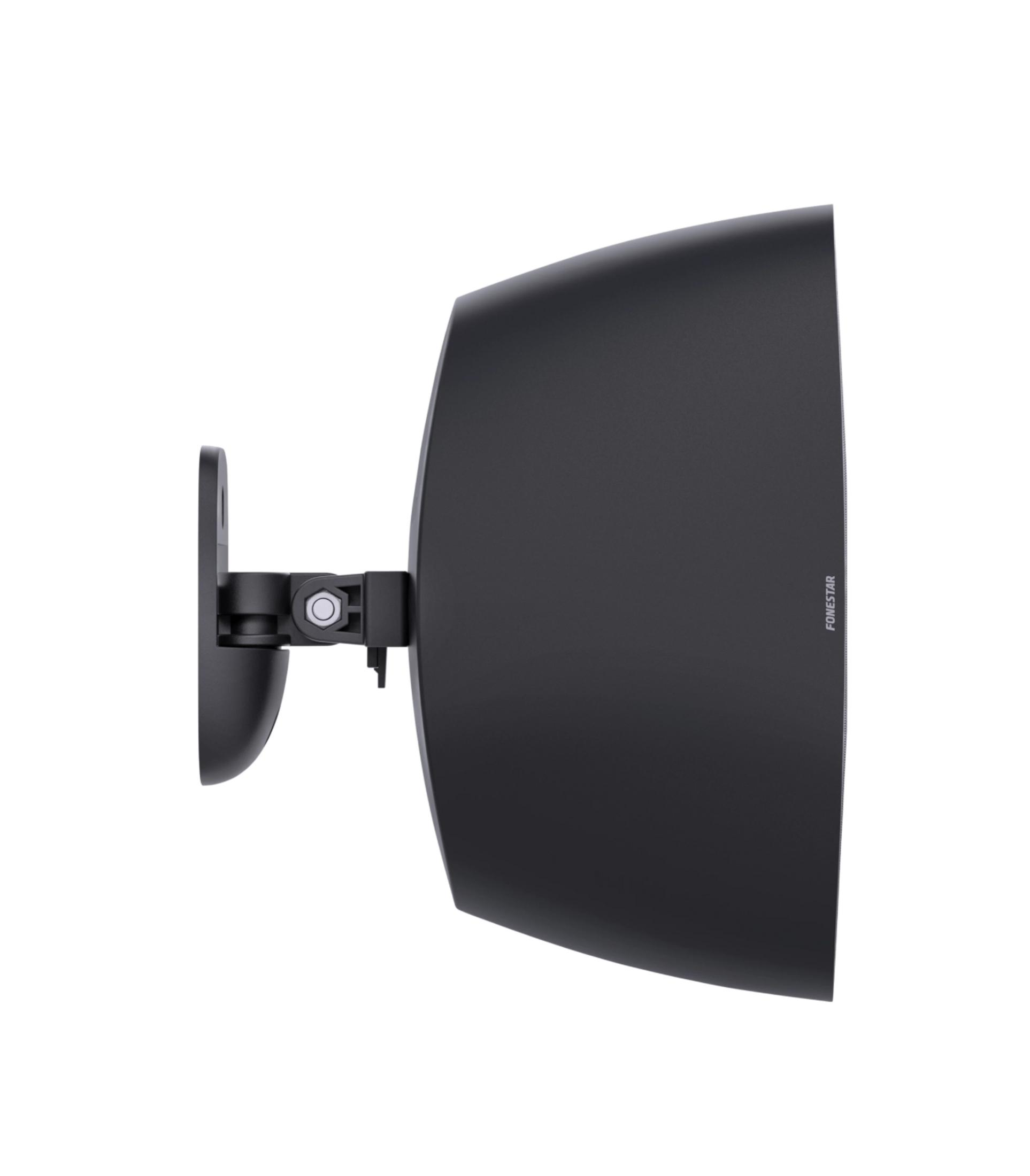 Altavoz negro con soporte de pared, visto de lado.