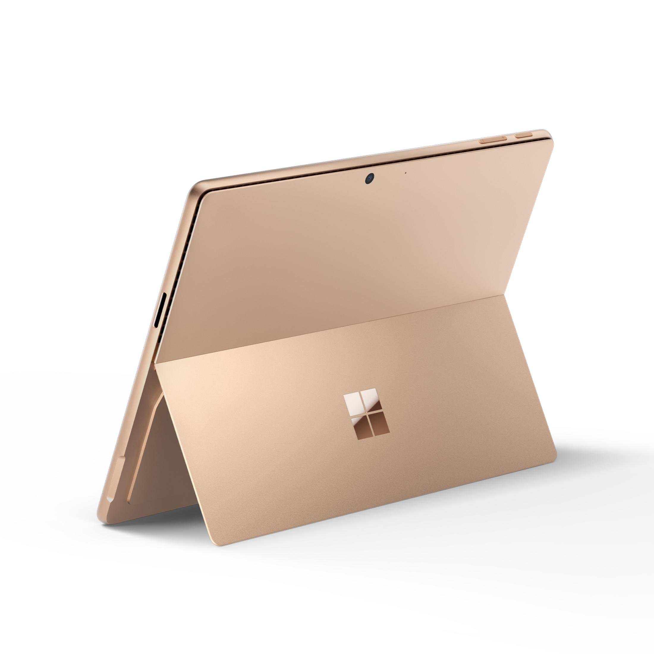 Tablet Microsoft dorata con cavalletto aperto, sfondo bianco.