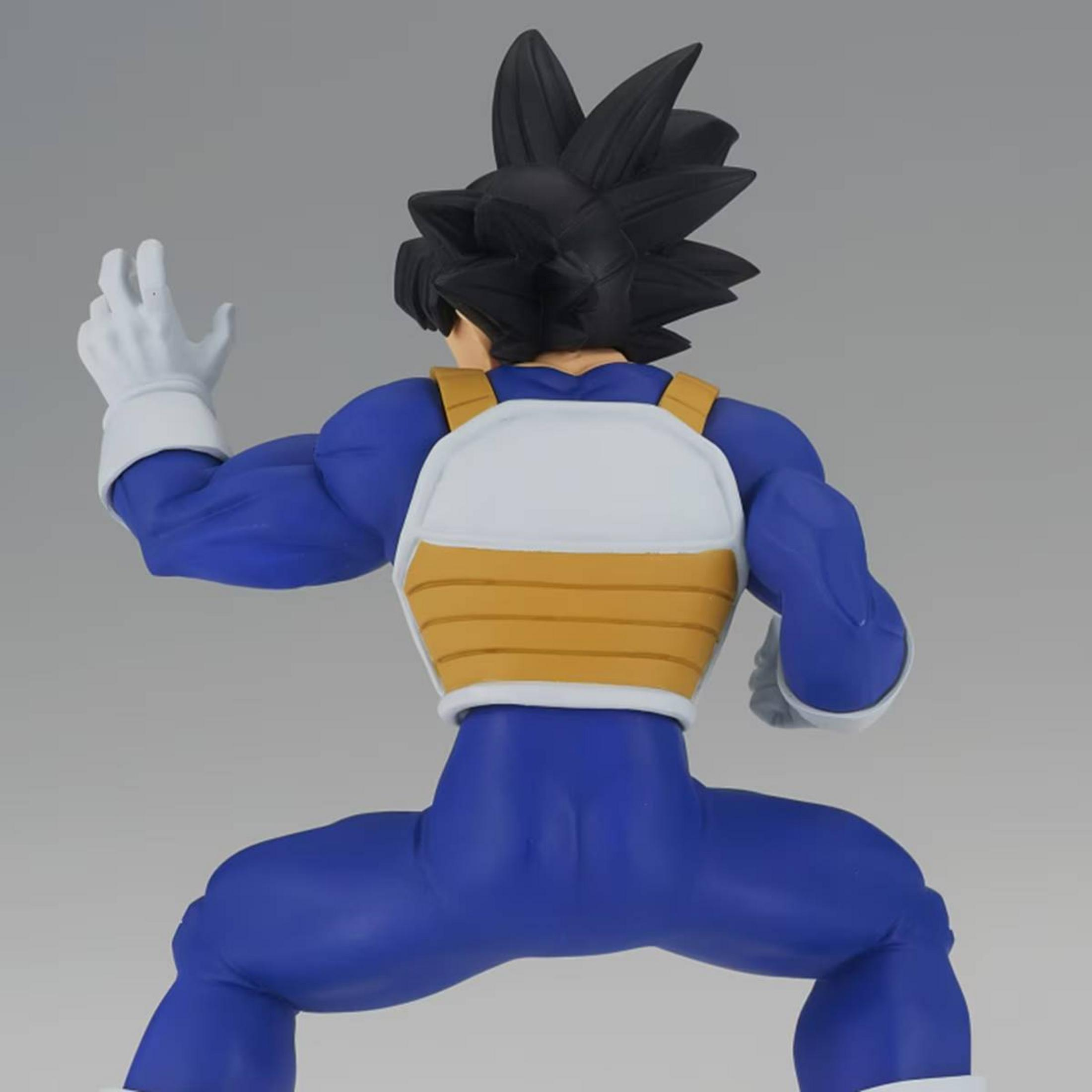 Una figura con traje azul, cuello blanco y armadura marrn.