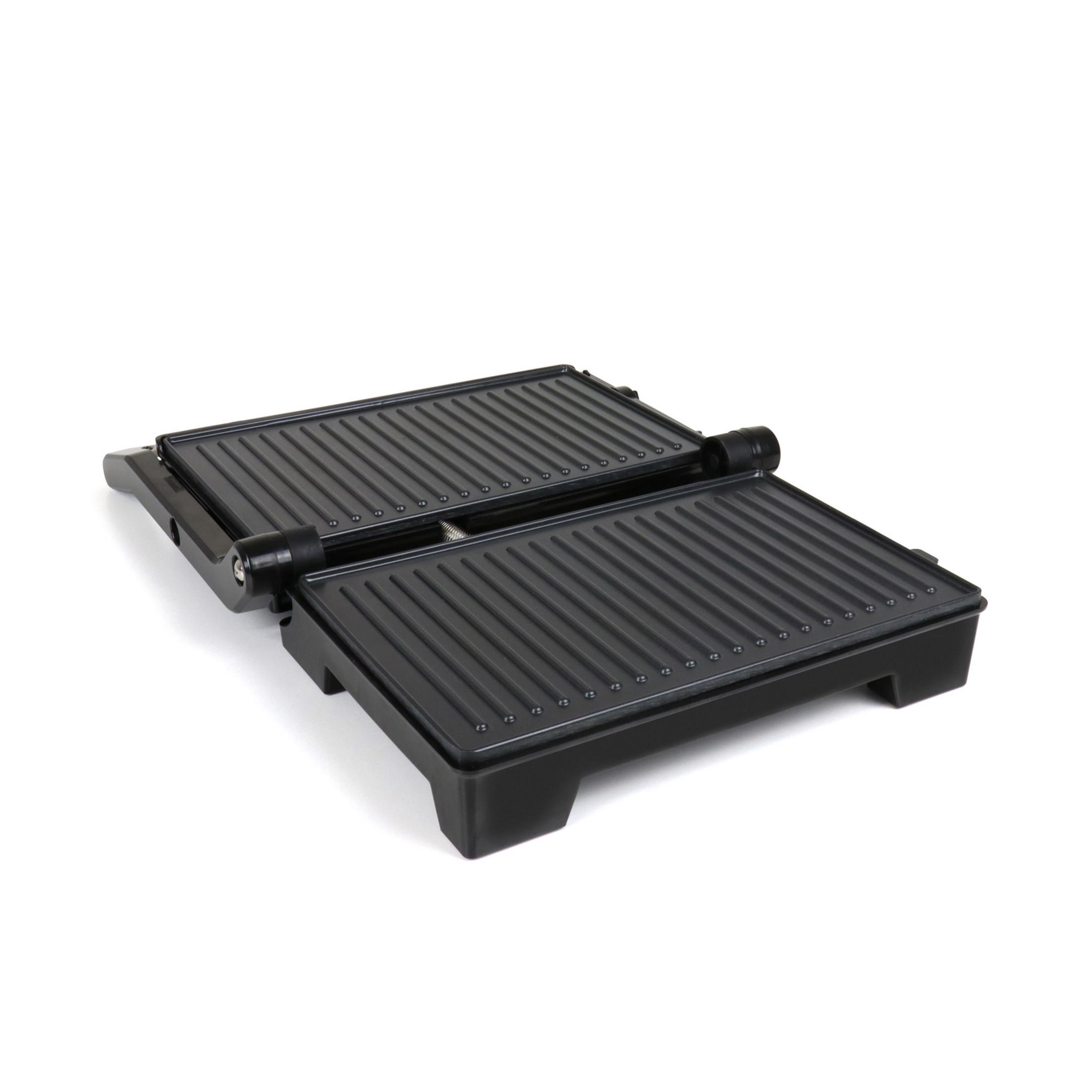 Ein offener, schwarzer Kontaktgrill mit geriffelten Platten steht auf weißem Hintergrund.