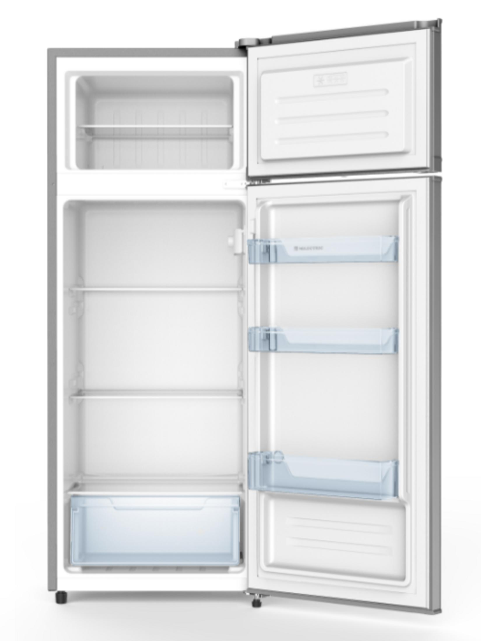 Un refrigerador plateado vacío con puertas abiertas, mostrando varios estantes.