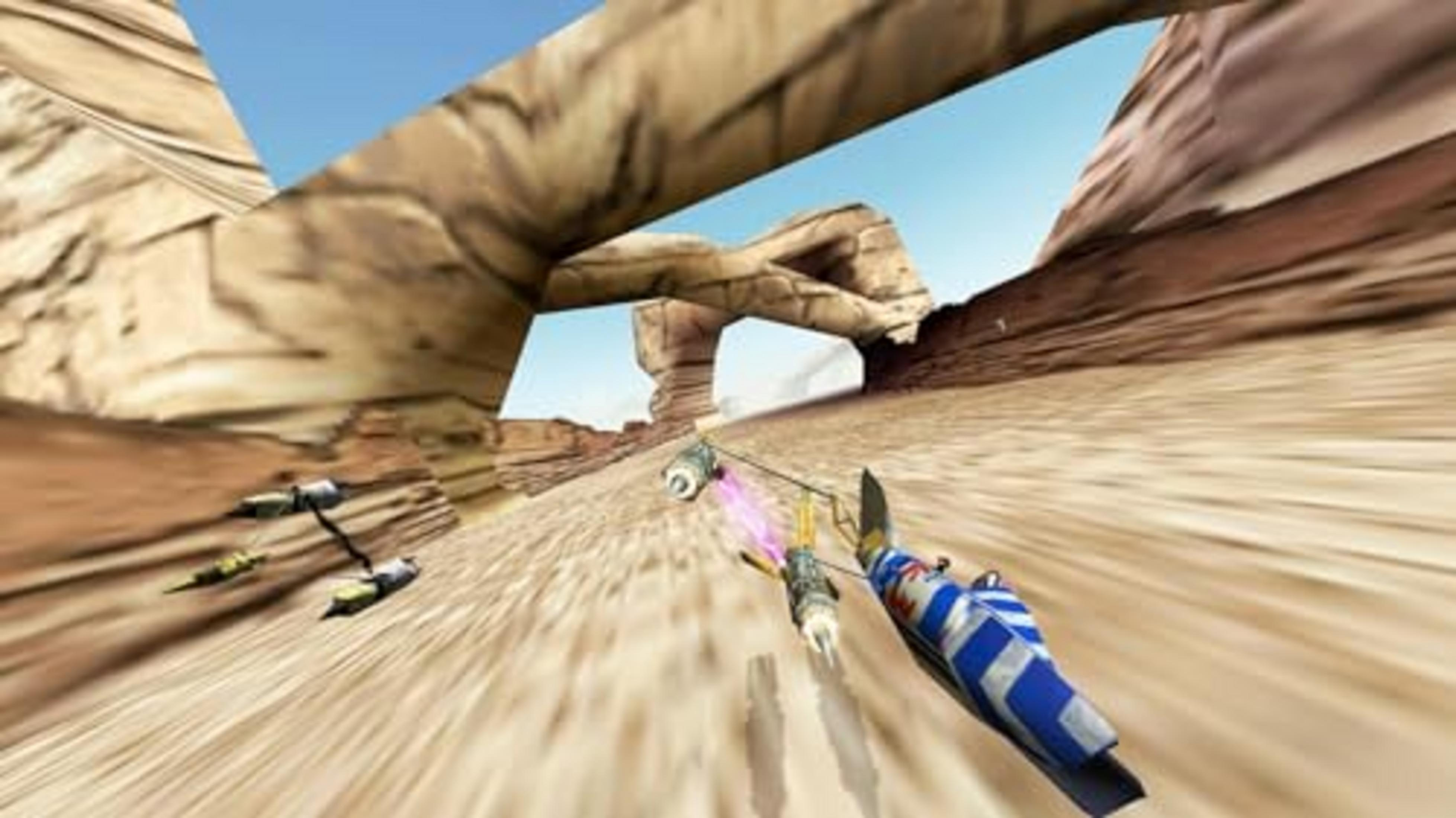 Tres motos flotantes corren por un paisaje desértico con formaciones rocosas.