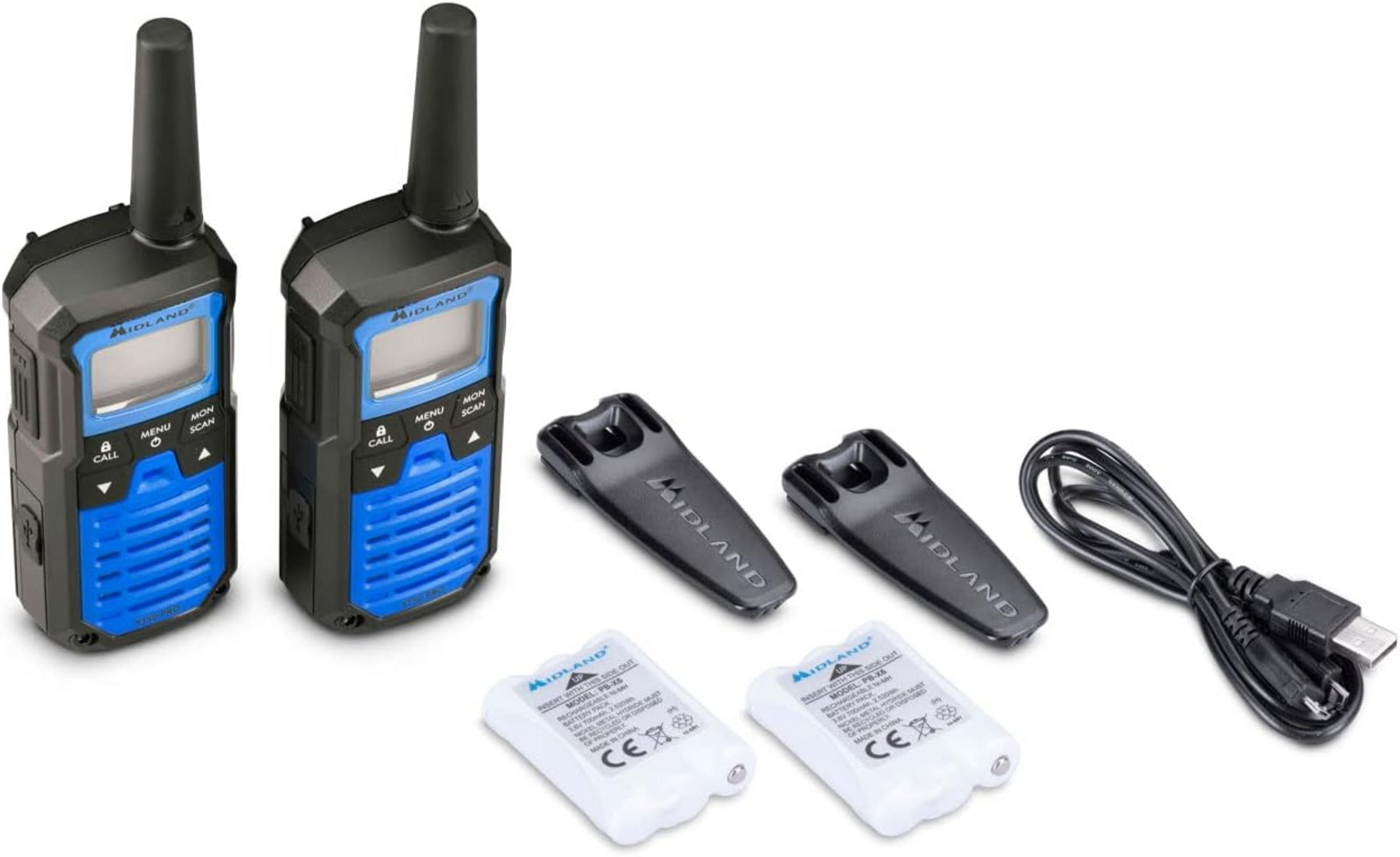 Due walkie-talkie Midland con accessori: due batterie, due clip da cintura e un cavo USB.