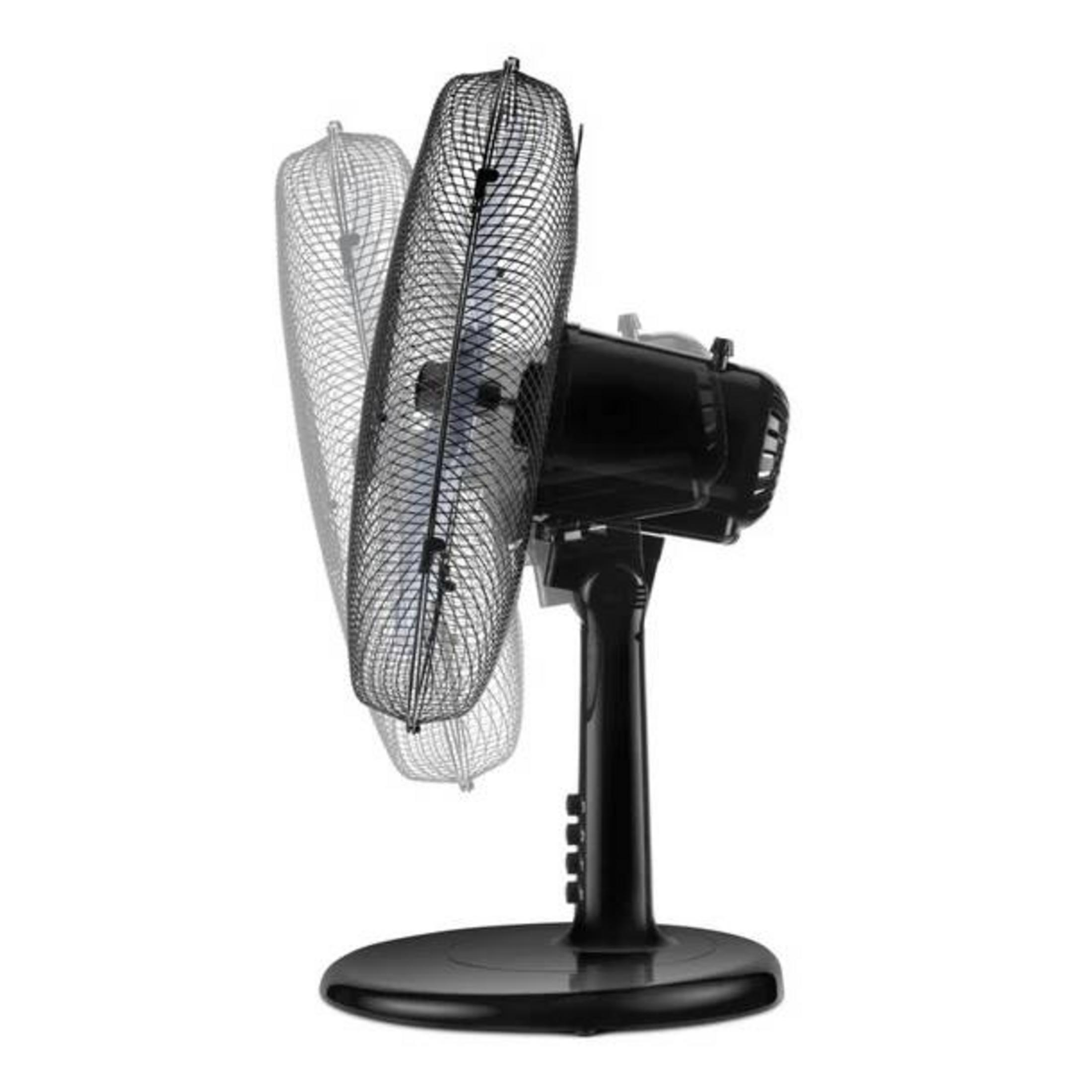 Ventilador de pedestal negro oscilante sobre fondo blanco.