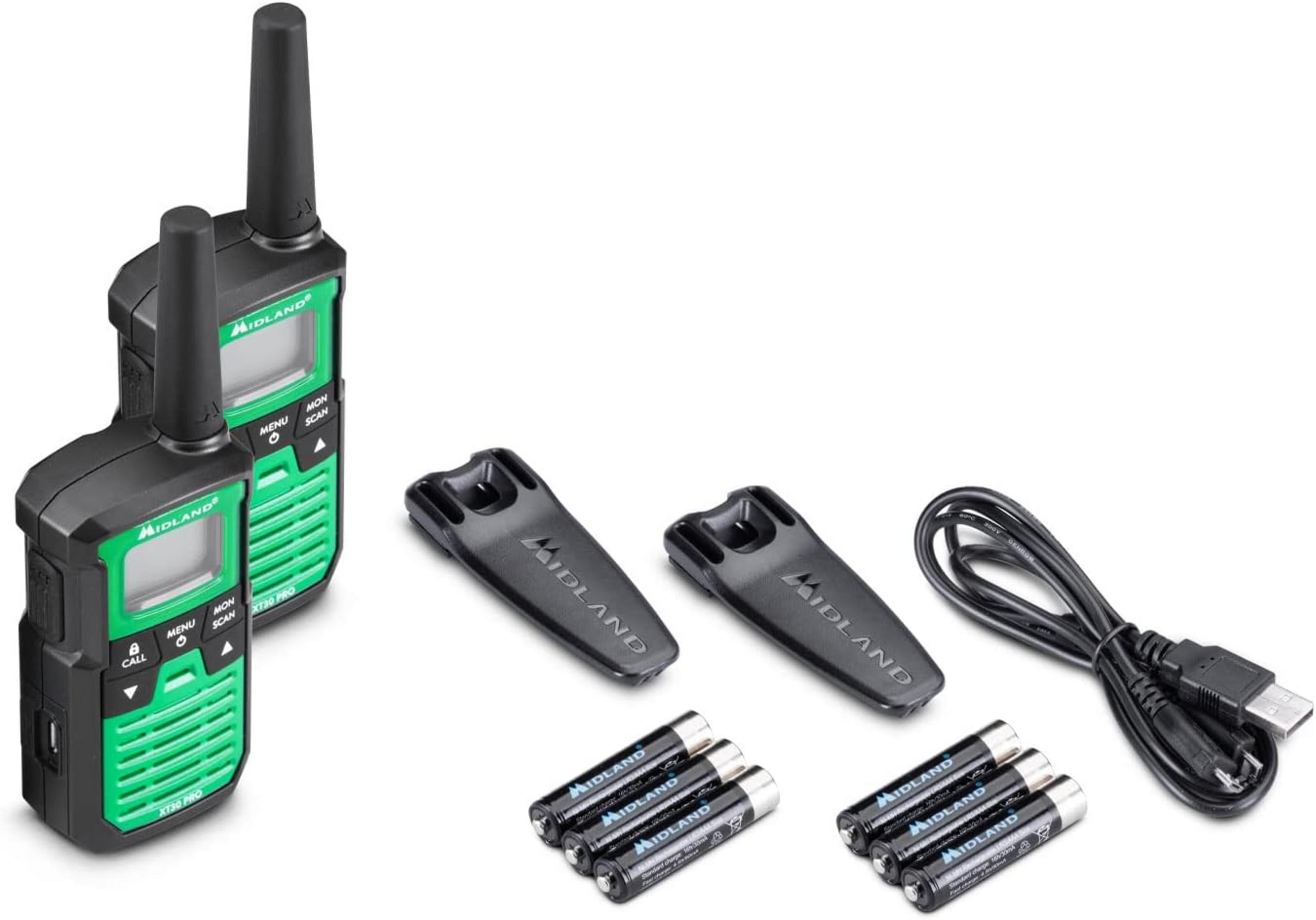 Due walkie-talkie Midland XT30 PRO, due clip da cintura, un cavo USB e otto batterie AAA.