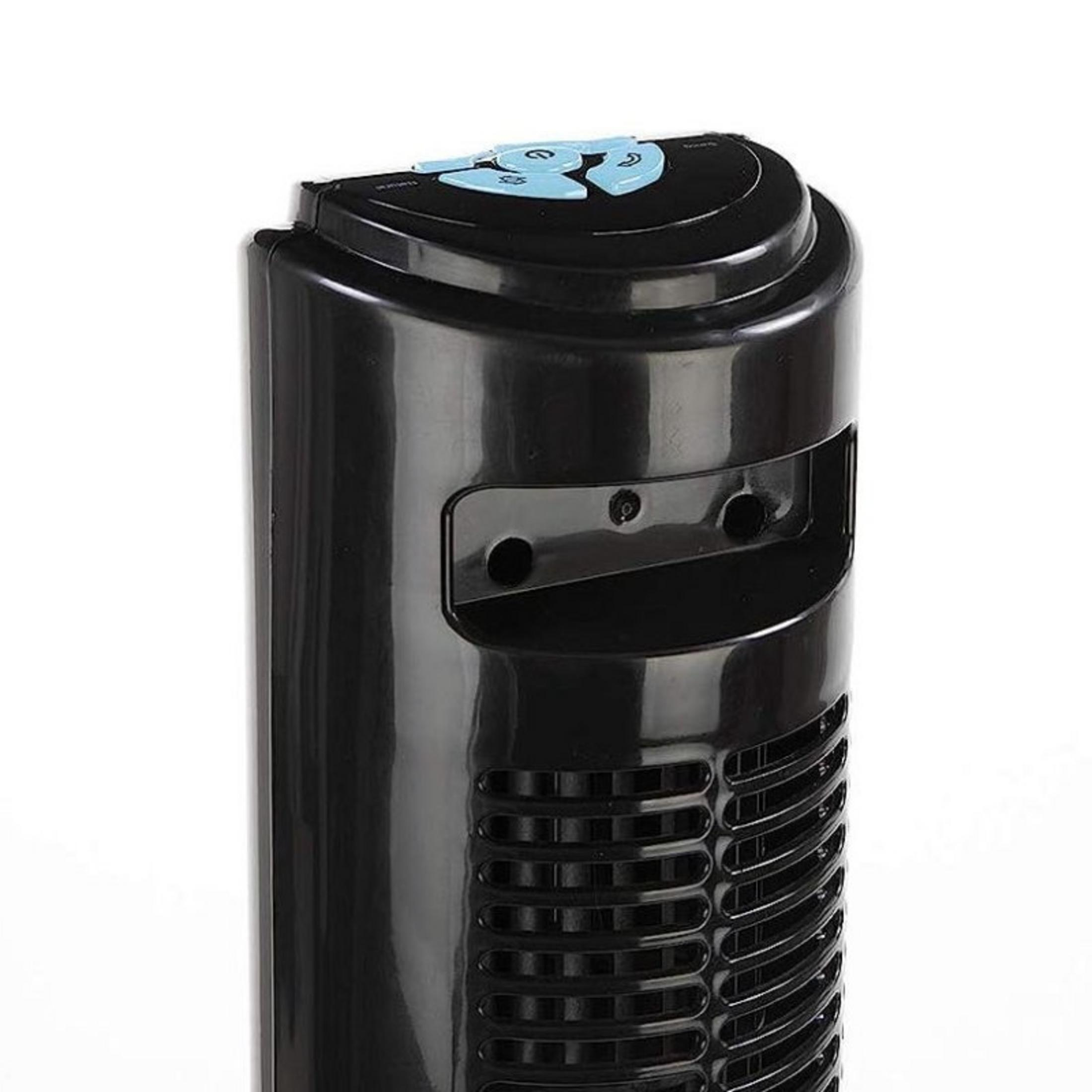 Close-up van een zwarte torenventilator met blauwe knoppen bovenop.