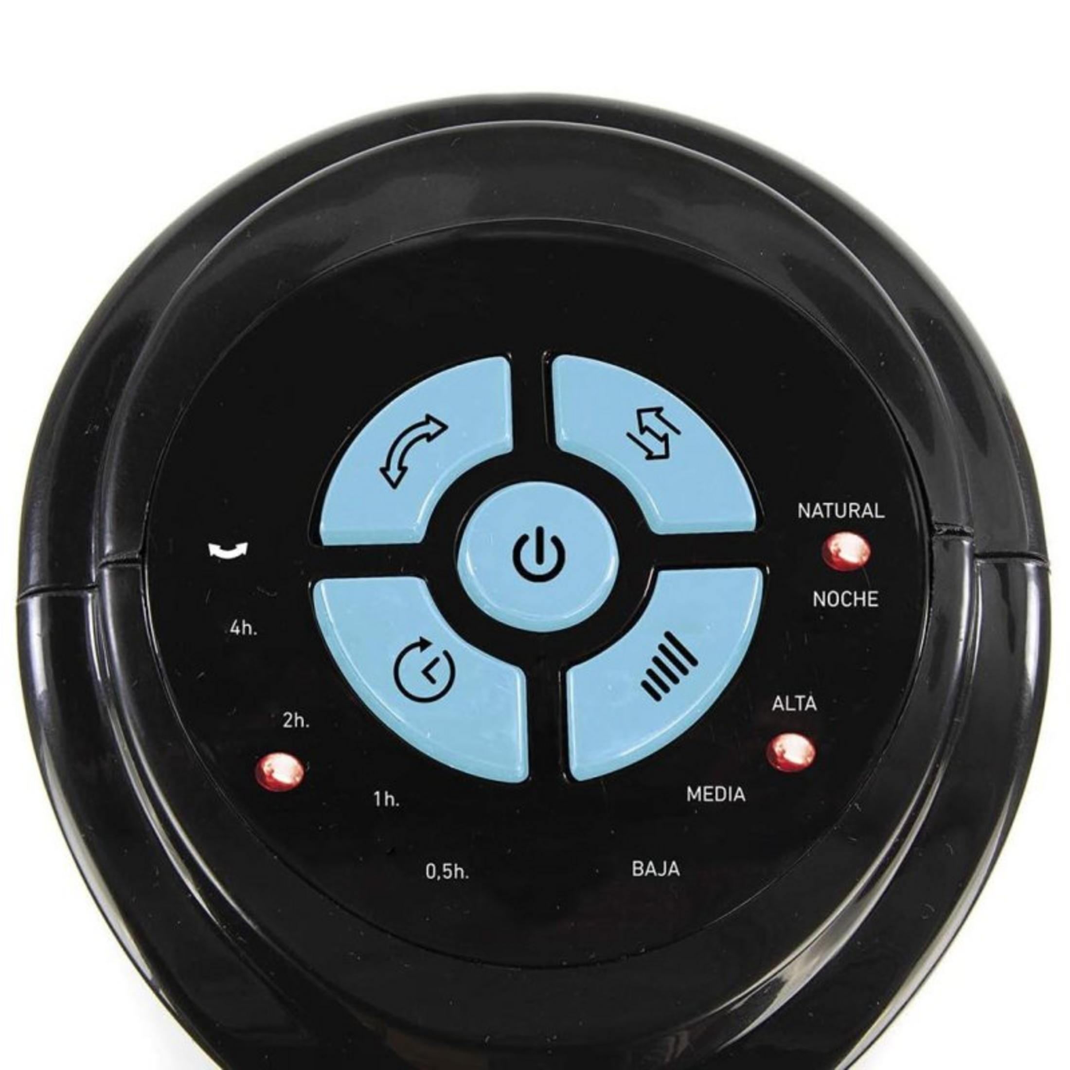 Zwart bedieningspaneel ventilator met blauwe knoppen: aan/uit, oscillatie, timer, snelheden.