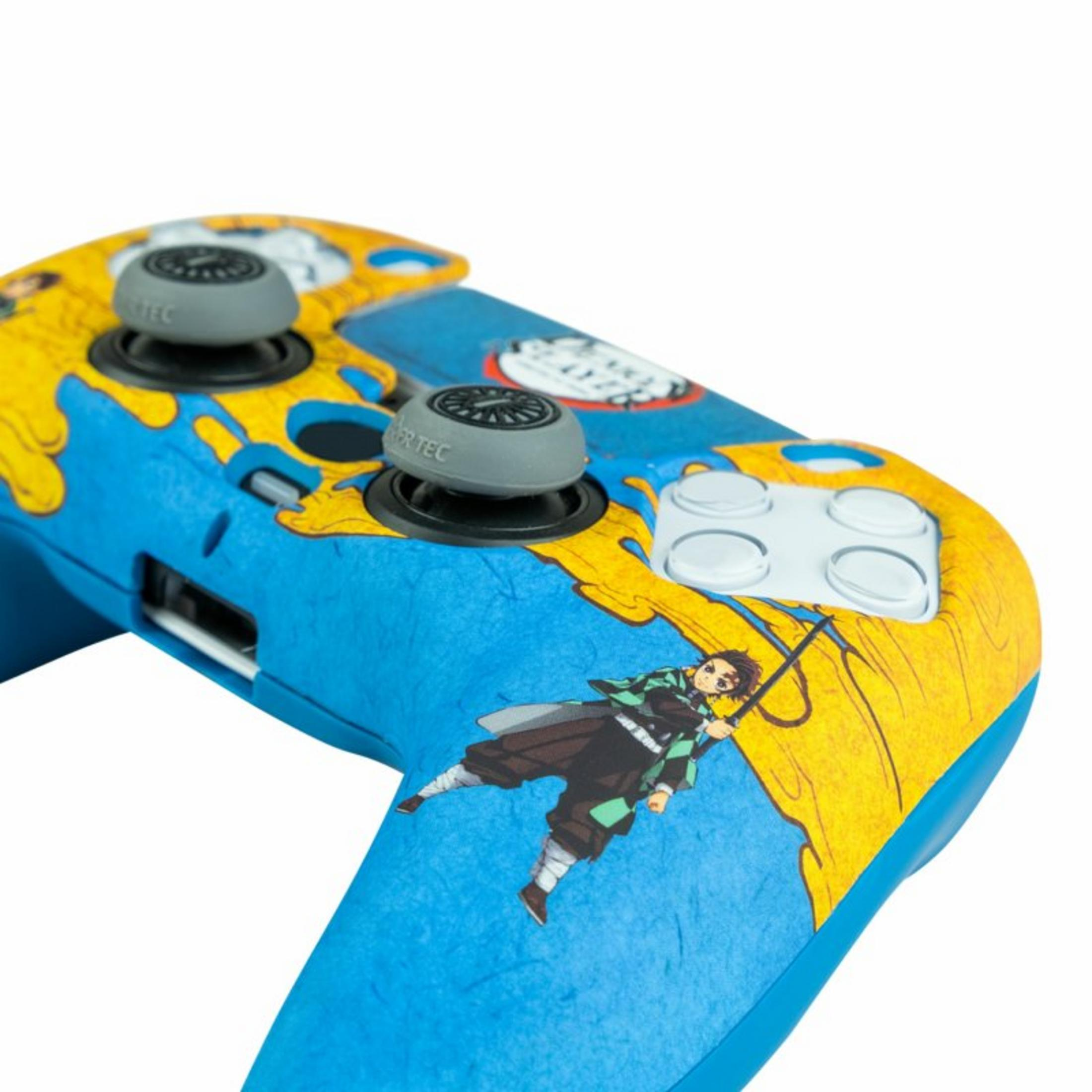 Un controller blu con fiamme gialle e personaggio anime. Pulsanti bianchi e grigi.