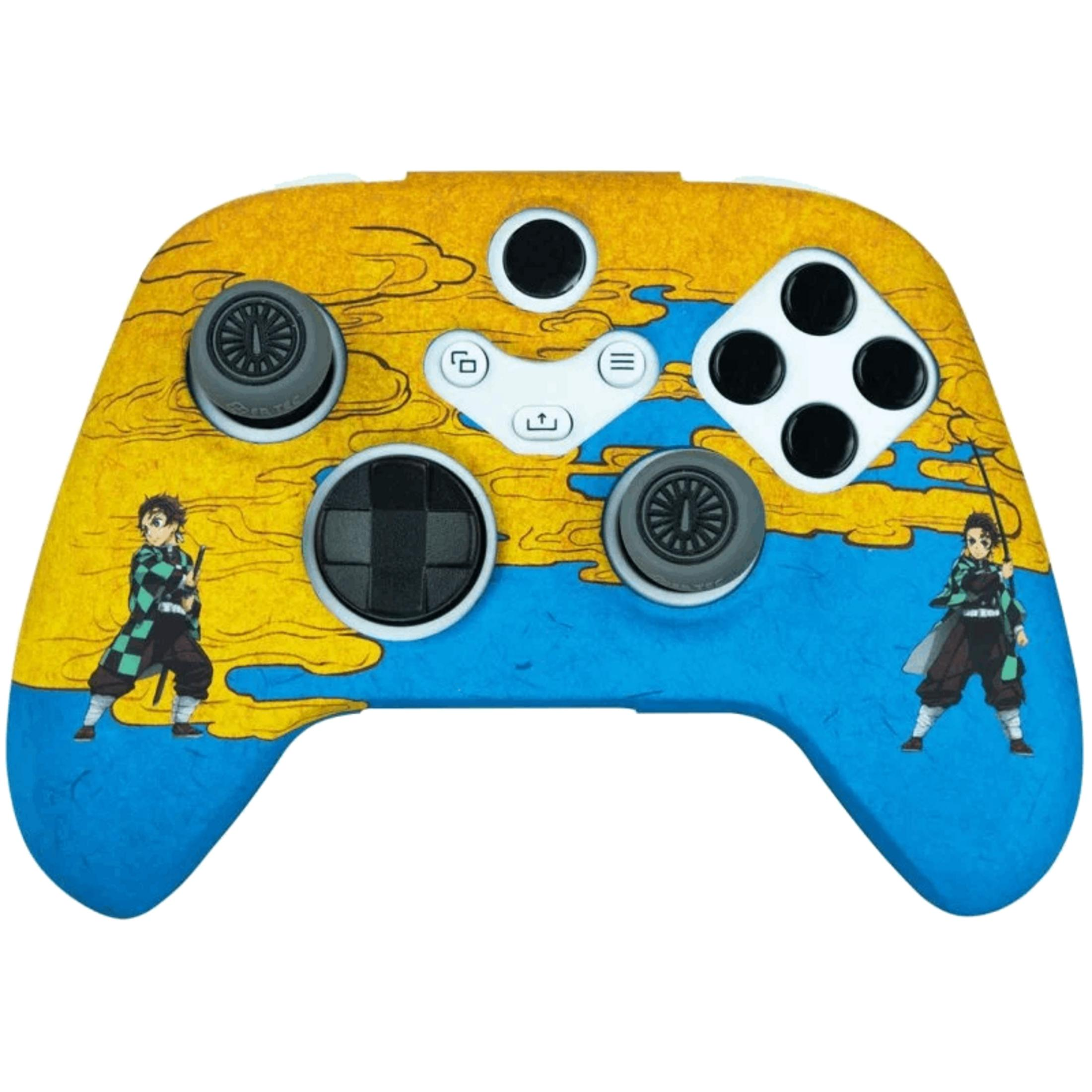 Un controller blu e giallo con personaggi anime e motivi a nuvole.