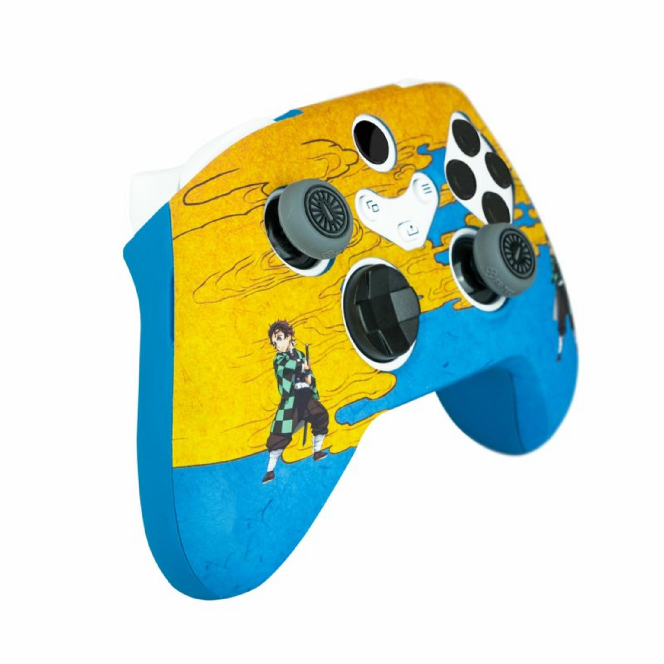 Un controller blu e giallo con un personaggio anime e pulsanti.