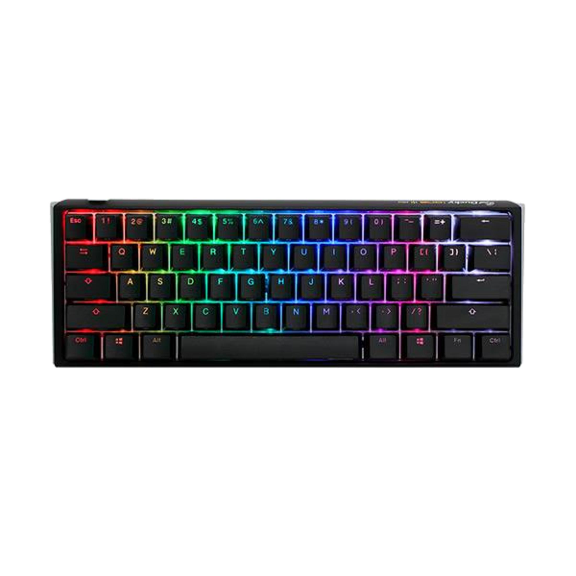 Una tastiera nera compatta con illuminazione RGB che brilla attraverso i tasti.