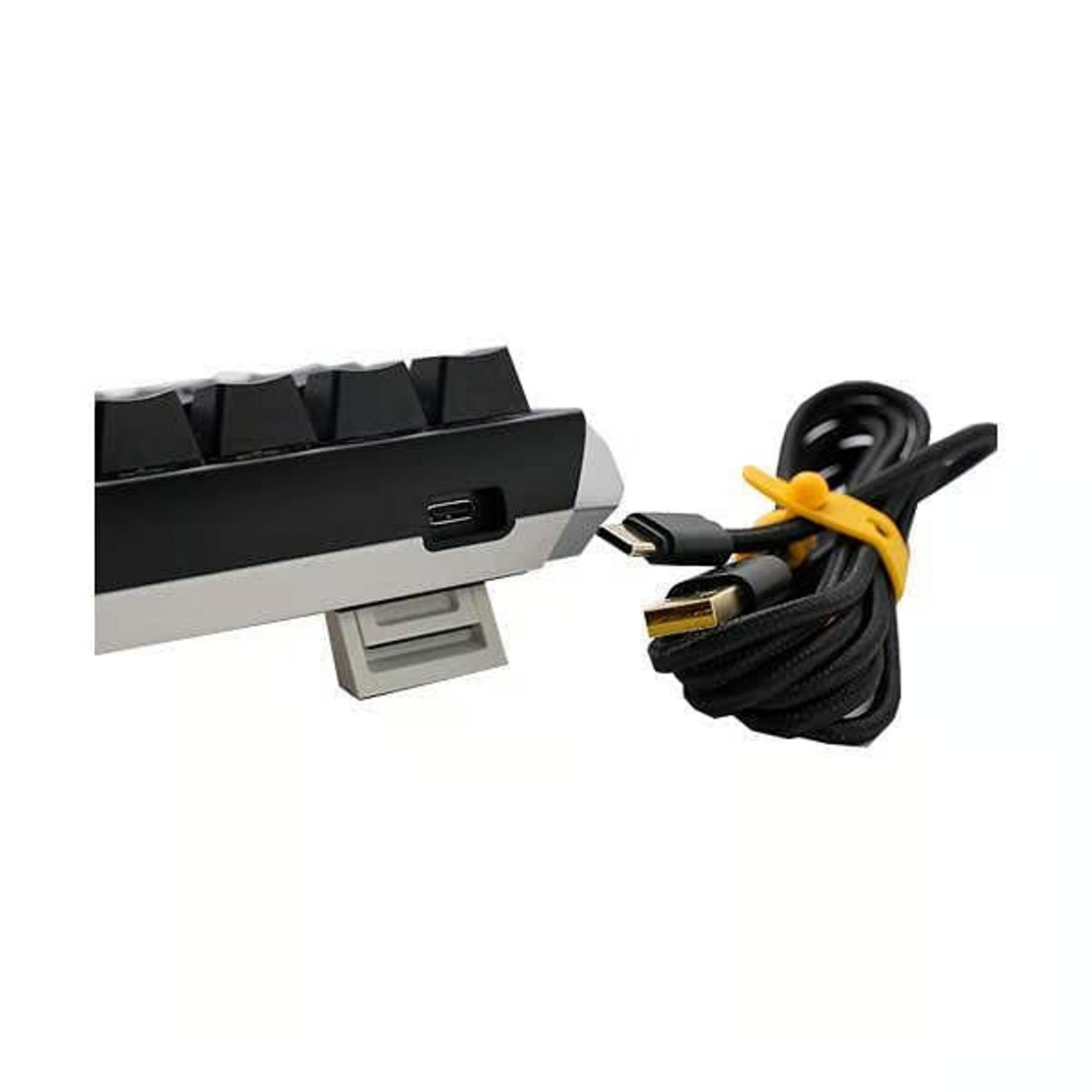 Czarny kabel USB-C z żółtym paskiem obok czarnego portu klawiatury.
