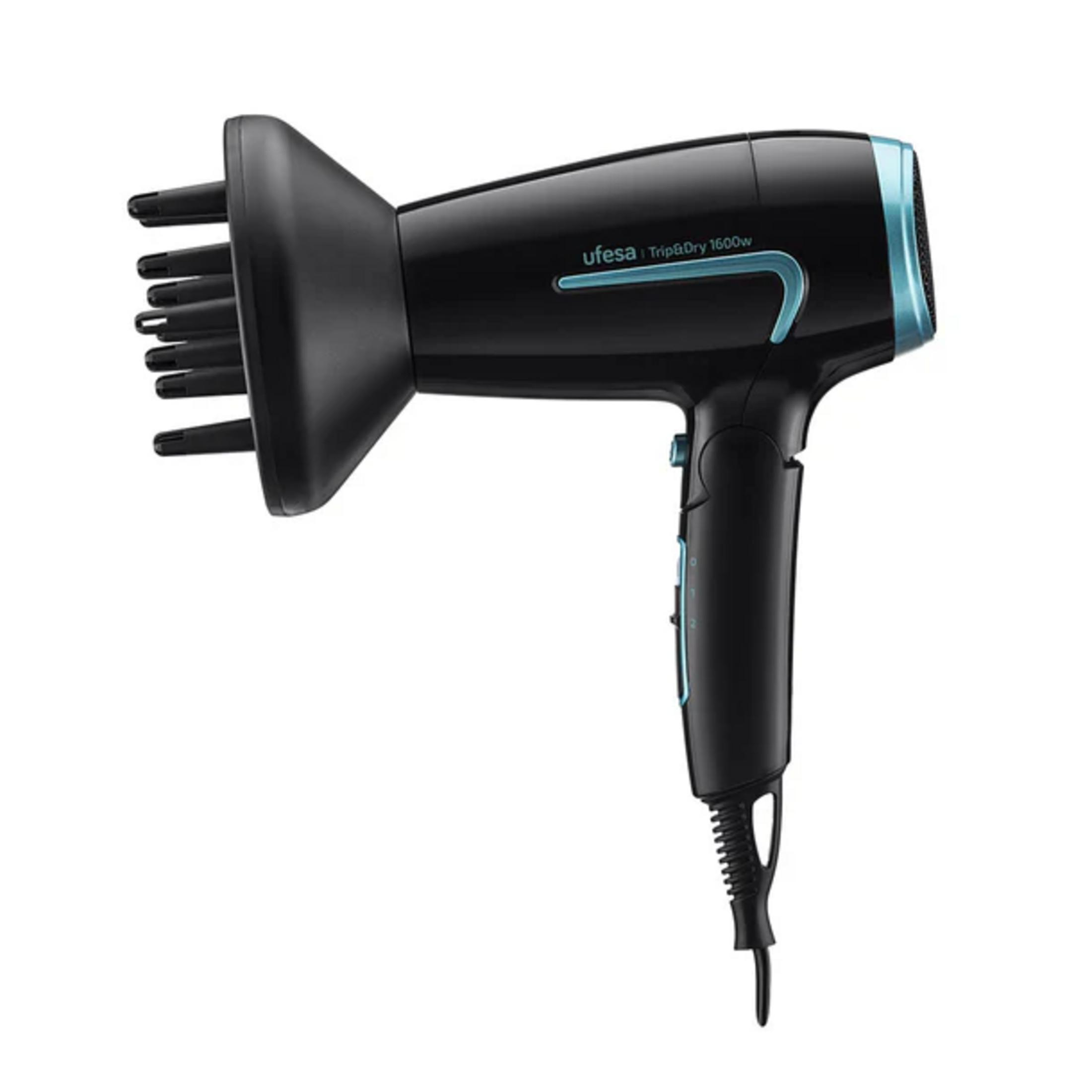 Asciugacapelli nero con diffusore e accenti blu su sfondo bianco.