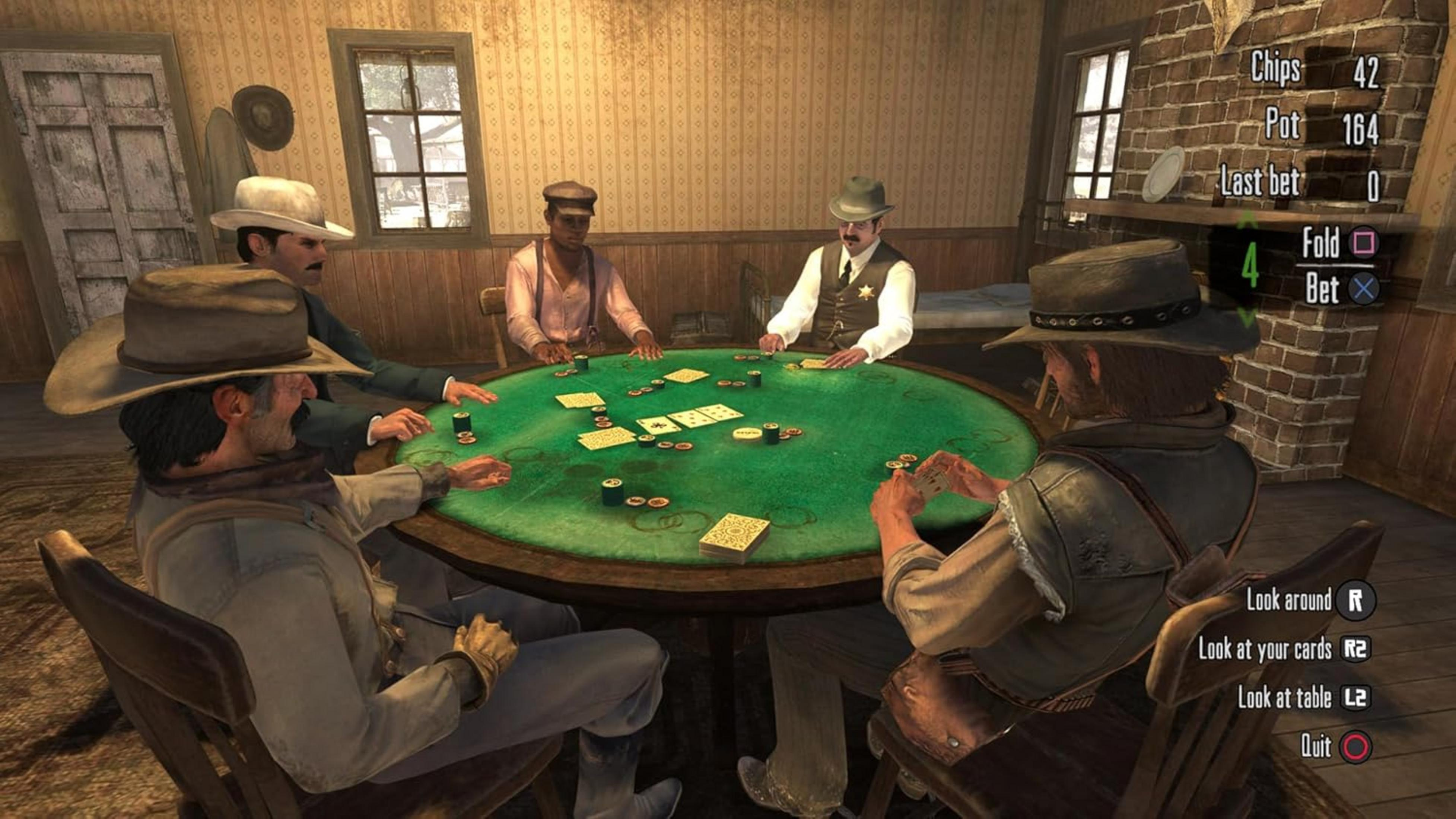 Cinque uomini giocano a poker a un tavolo rotondo in un saloon. Carte da gioco e fiches sul tavolo.