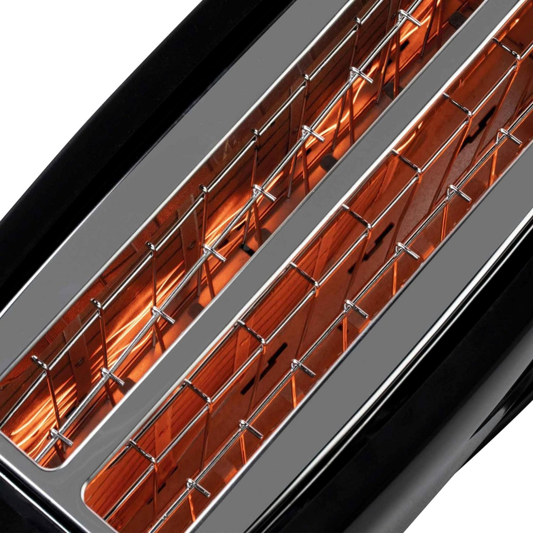 Primer plano de una tostadora negra con elementos calefactores encendidos.