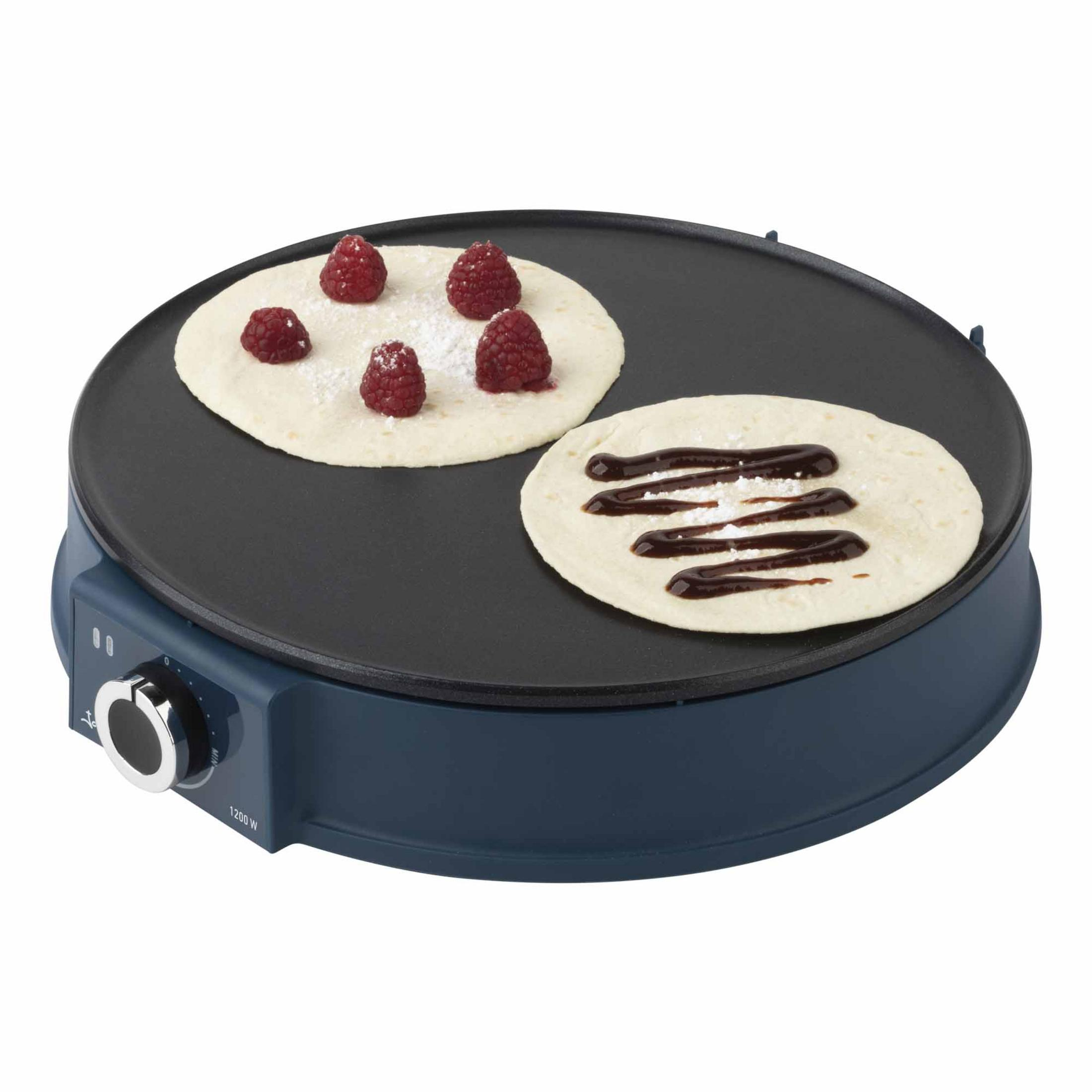 Una crepera azul con dos crepes. Uno tiene bayas y azúcar glas, el otro salsa de chocolate.