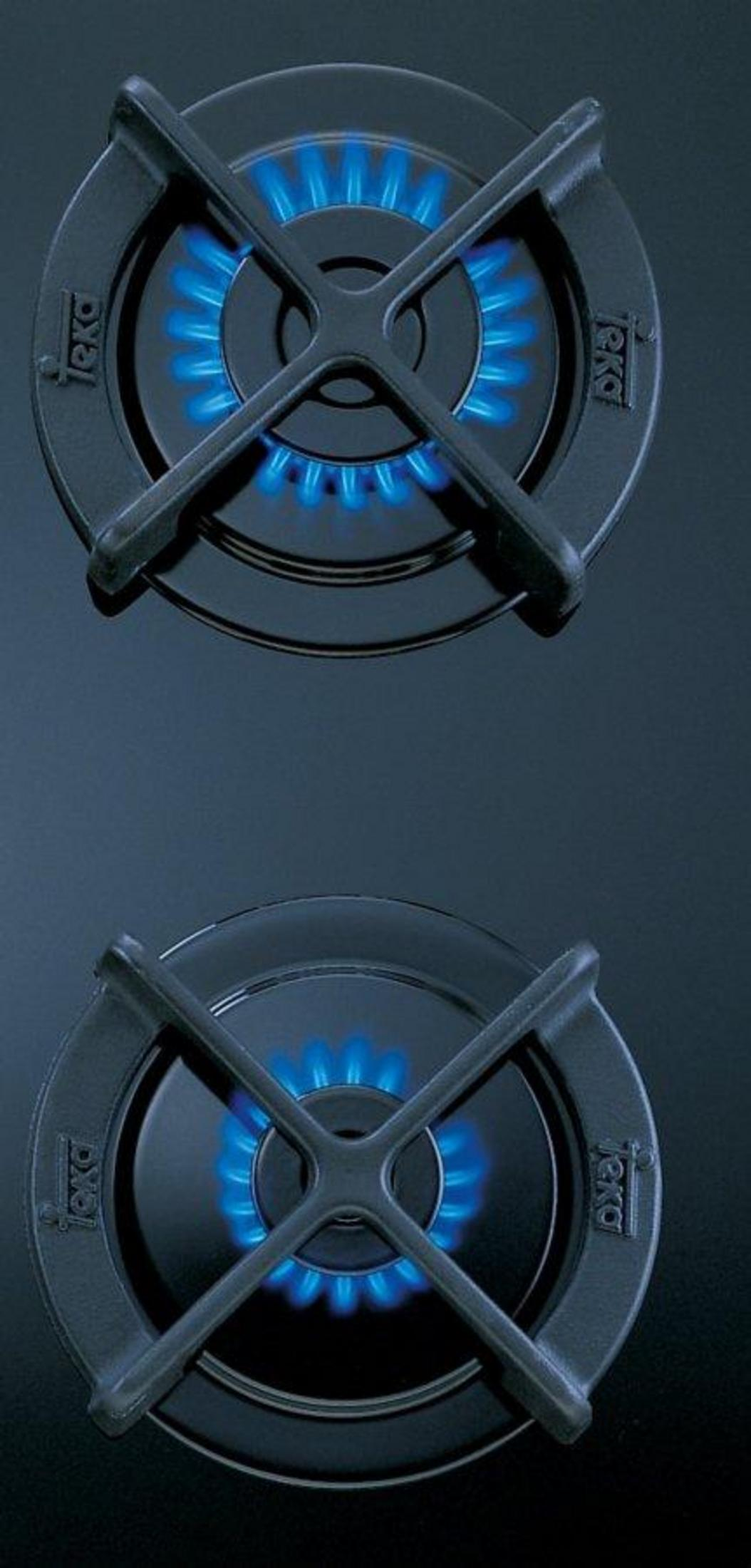 Dos quemadores de gas encendidos con llamas azules sobre fondo negro.