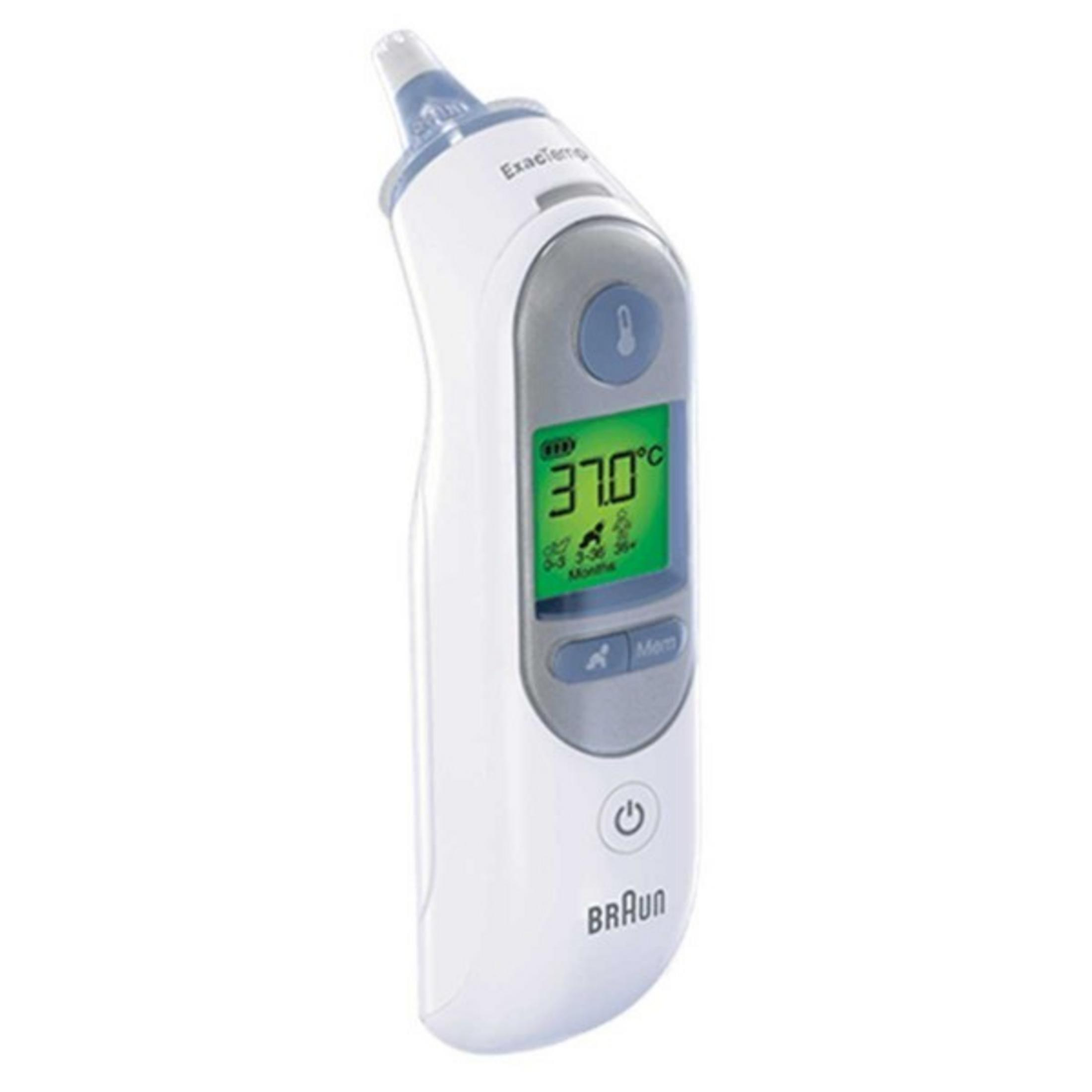 Un termometro auricolare Braun bianco con display verde mostra 37.0°C.