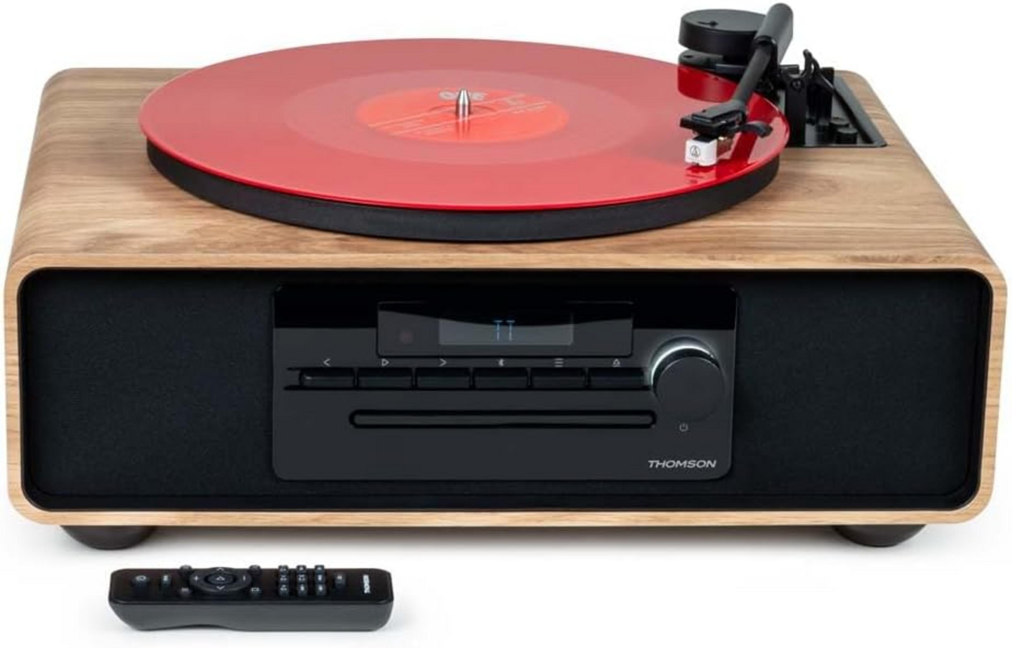 Un giradischi con vinile rosso e un telecomando.