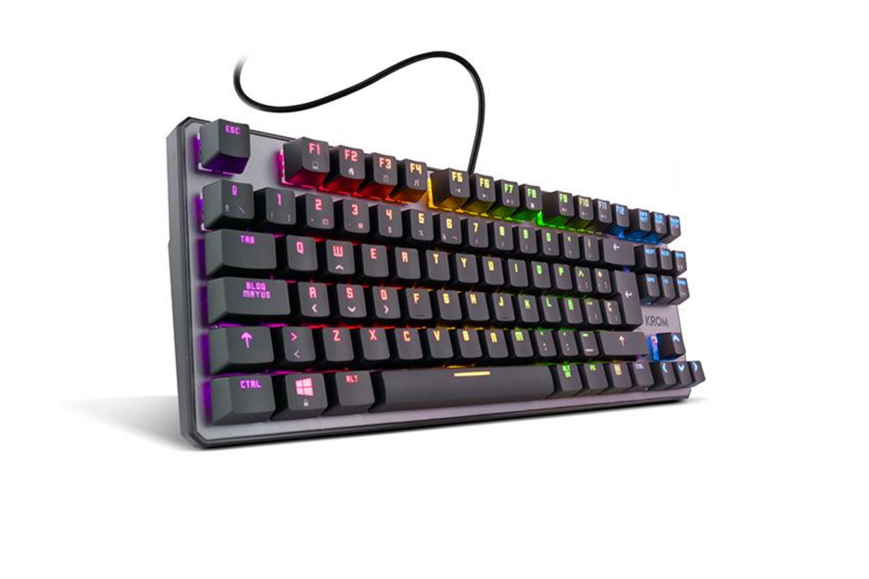 Una tastiera meccanica nera con illuminazione RGB, che mostra una sfumatura di colori sui tasti.