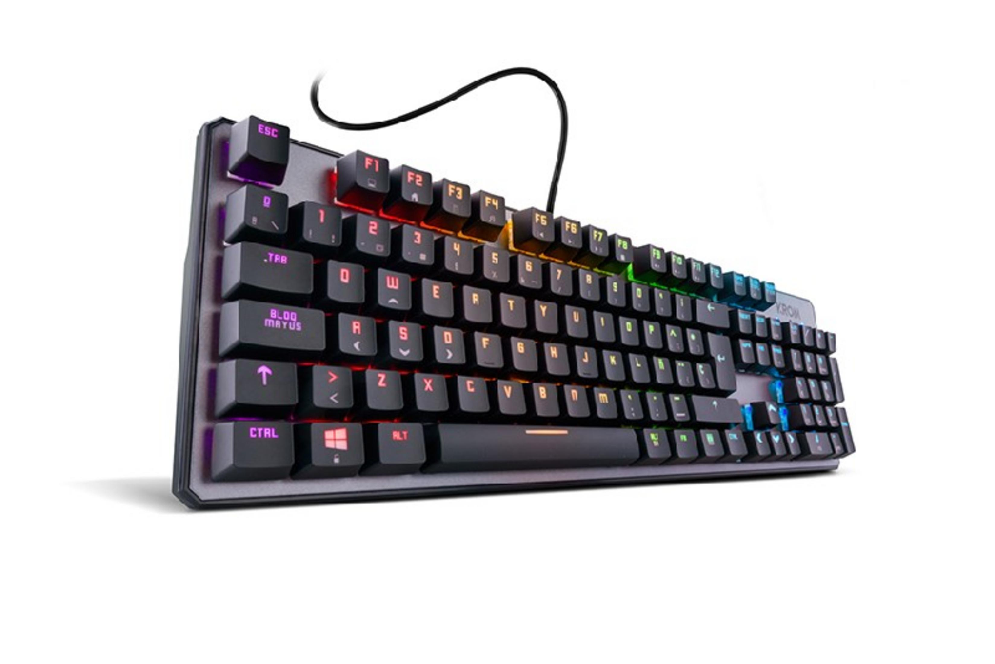 Una tastiera meccanica nera con retroilluminazione RGB, vista da un'angolazione.