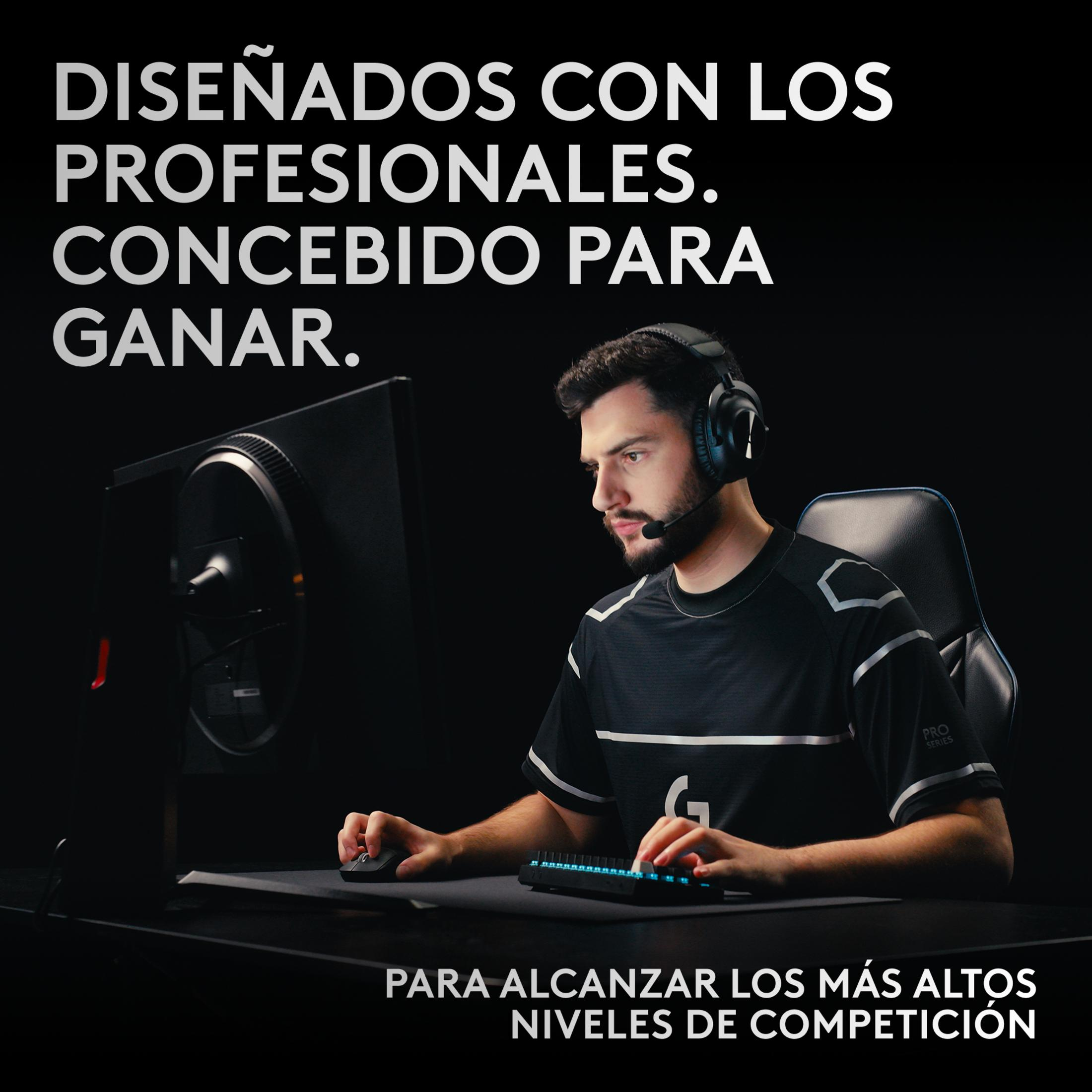 Un gamer con cuffie gioca con mouse e tastiera.