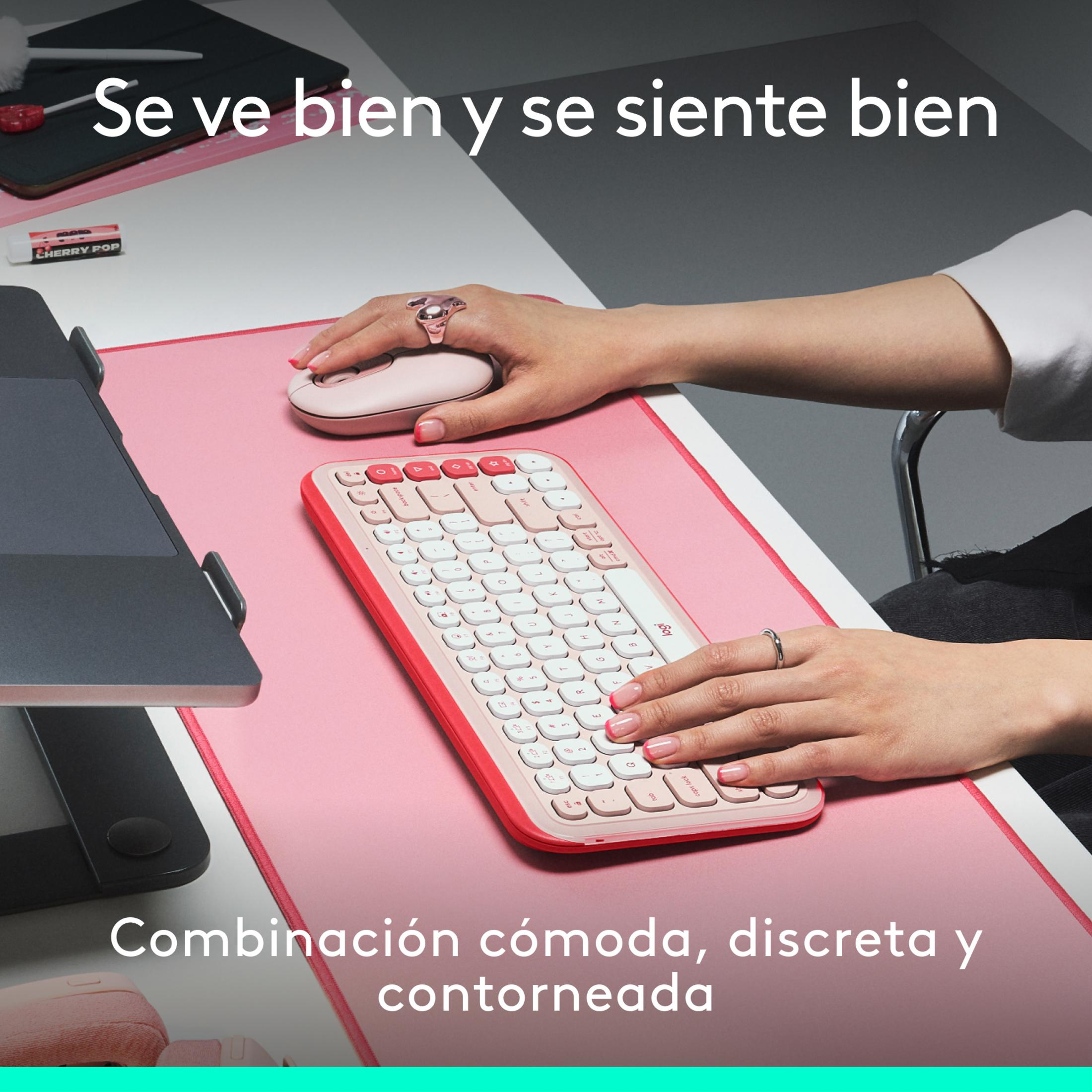 Una persona usa una tastiera e un mouse rosa su un tappetino per mouse rosa.