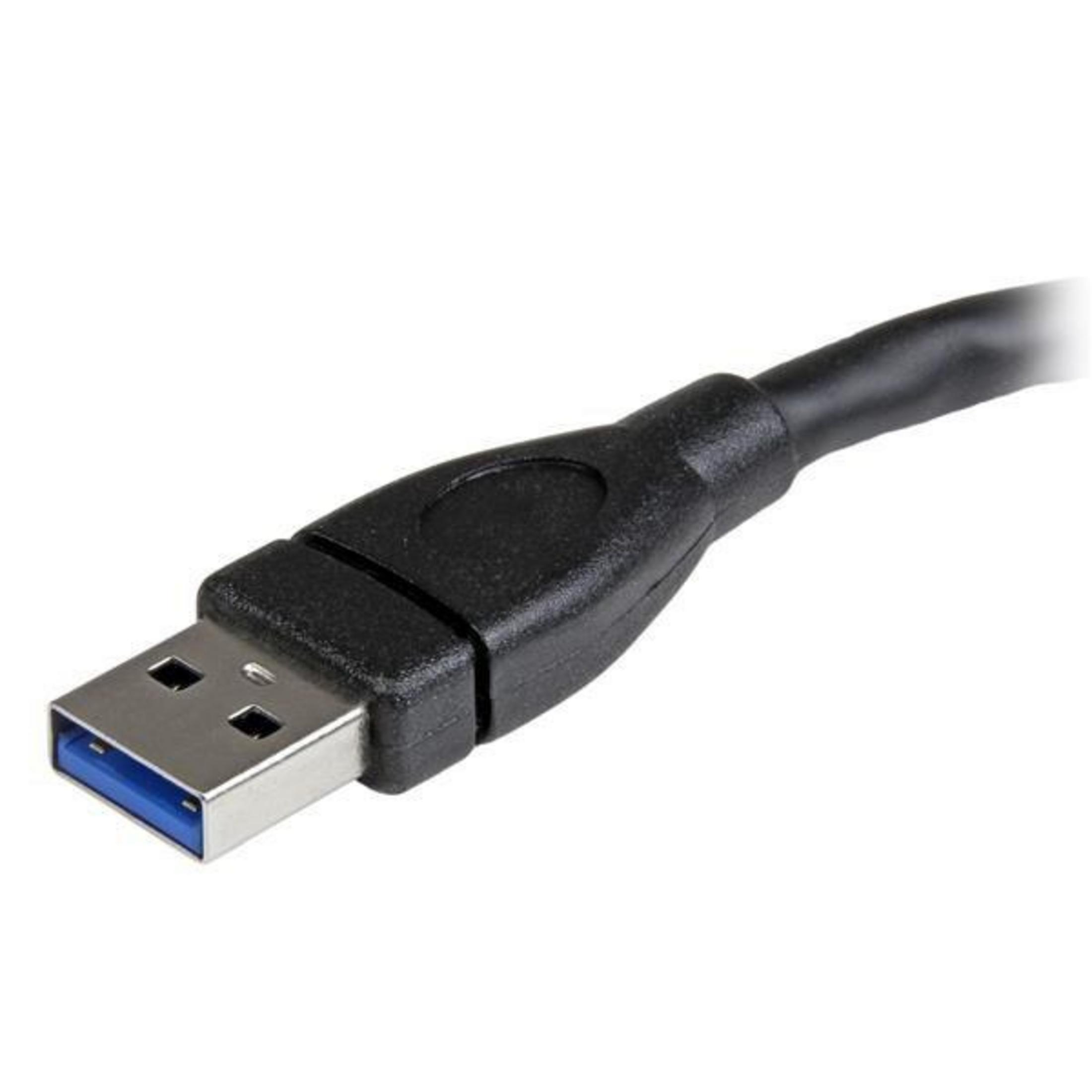 Primer plano de un conector de cable USB 3.0 negro con interior azul.
