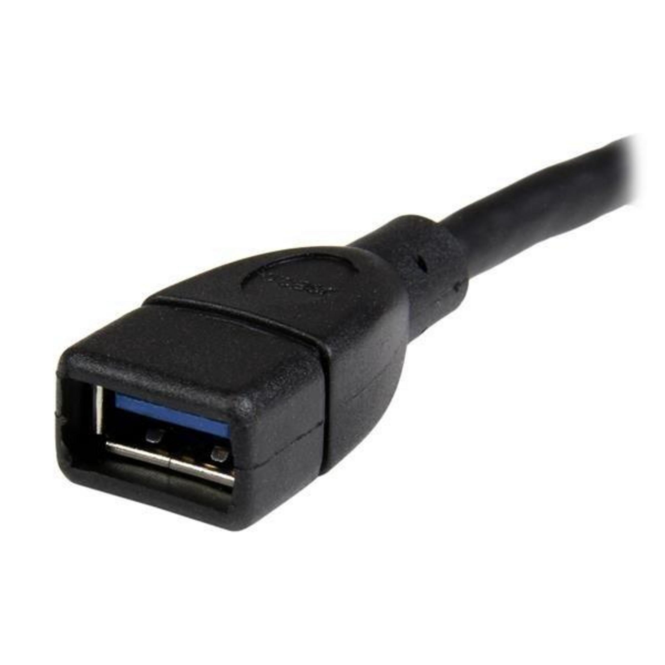 Un cable USB negro con un puerto USB azul mostrado en detalle.