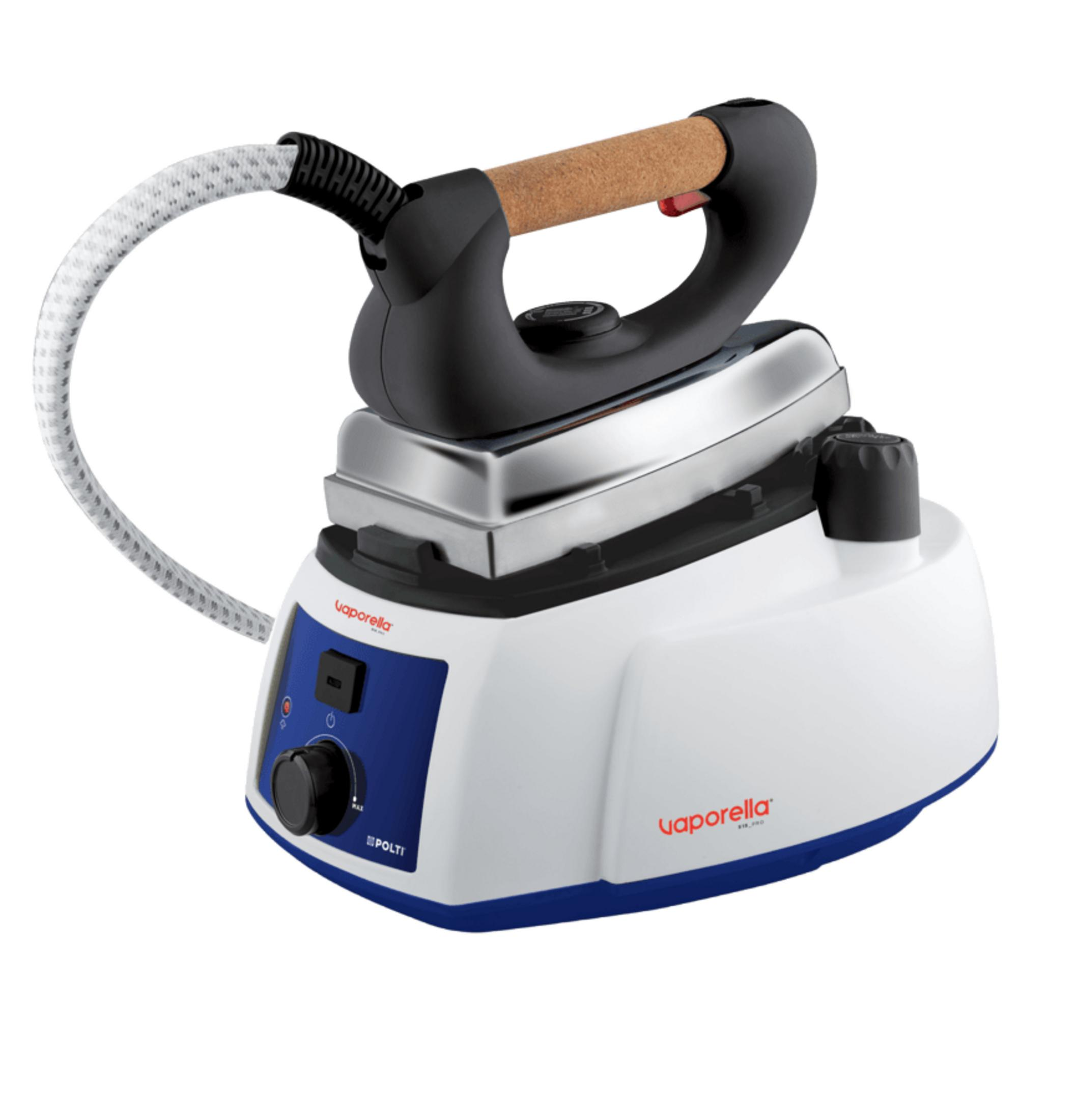 Un ferro da stiro a vapore bianco con manico nero e inserto in sughero, su sfondo bianco.