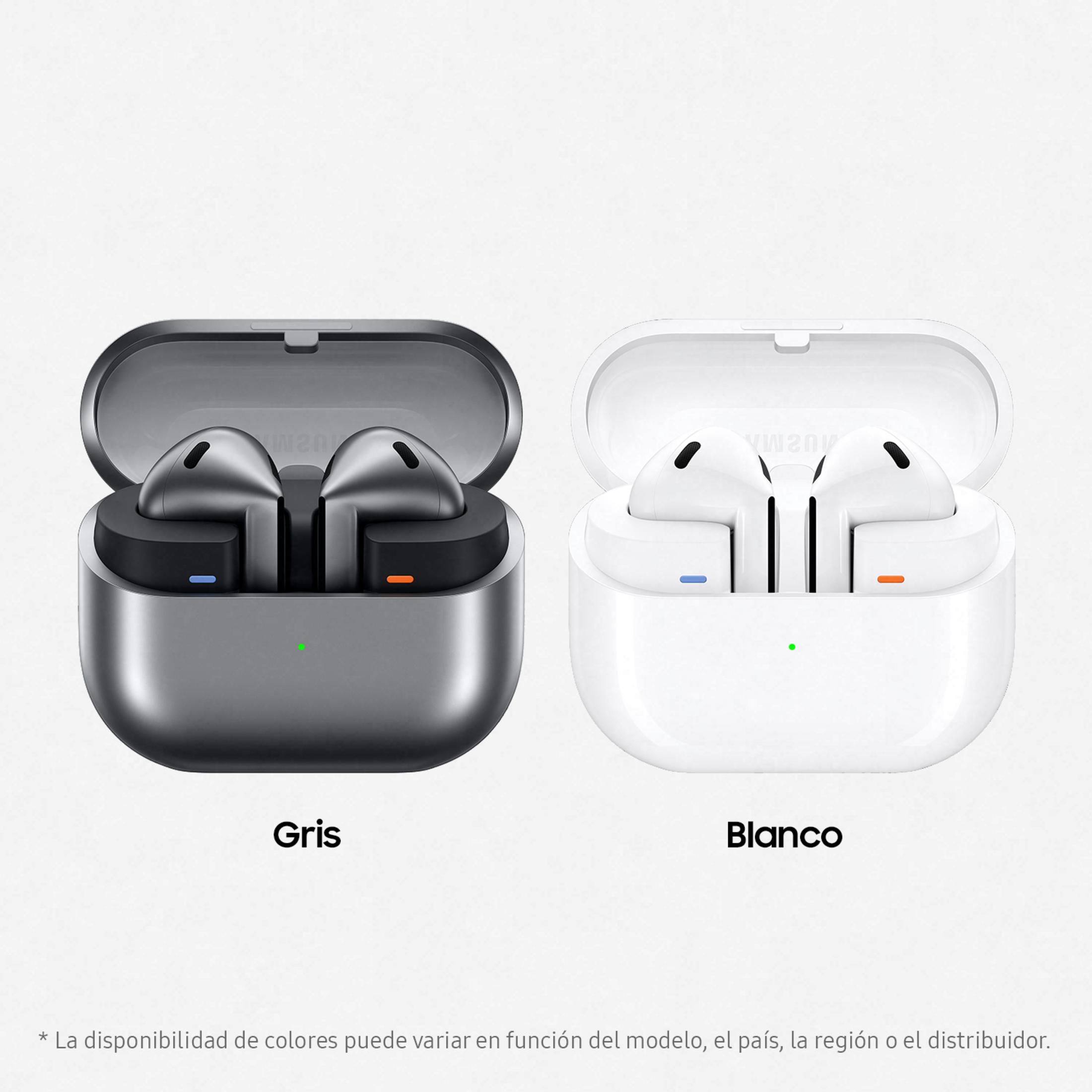 Auriculares inalámbricos grises y blancos con estuches de carga lado a lado.