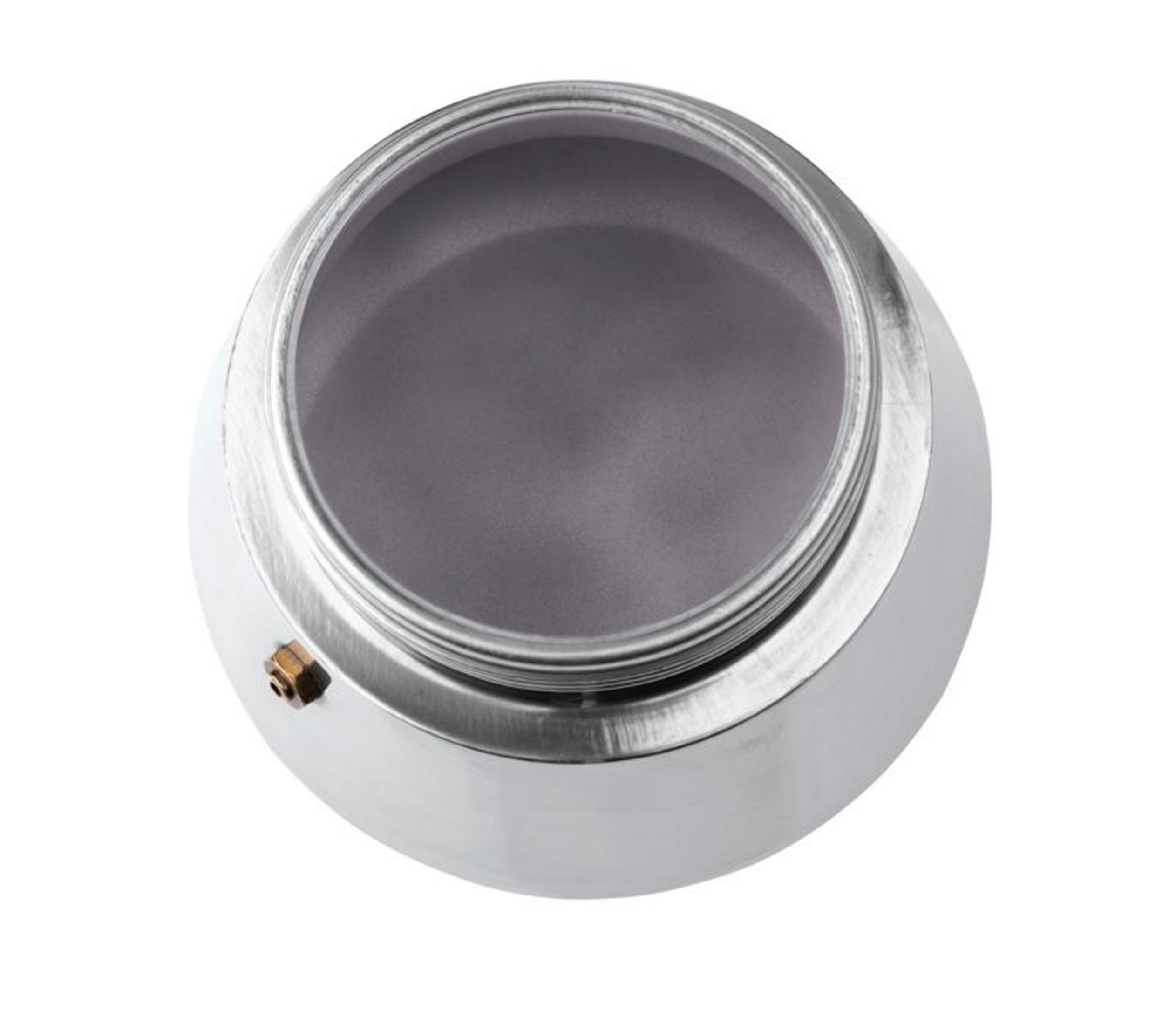 Vista dall'alto di una caffettiera moka in metallo argentato con interno grigio.
