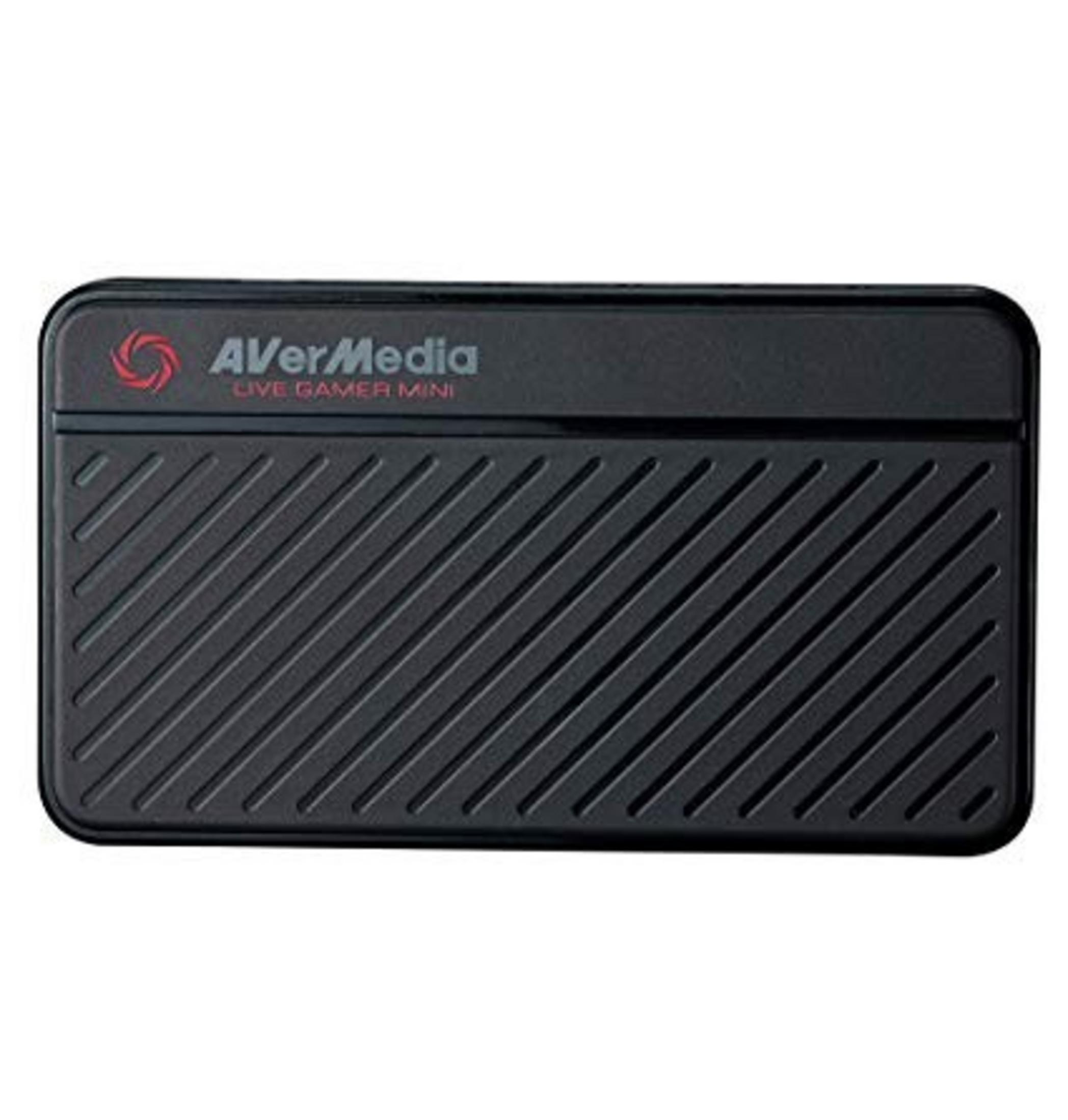 Un AverMedia Live Gamer Mini negro con ranuras diagonales.