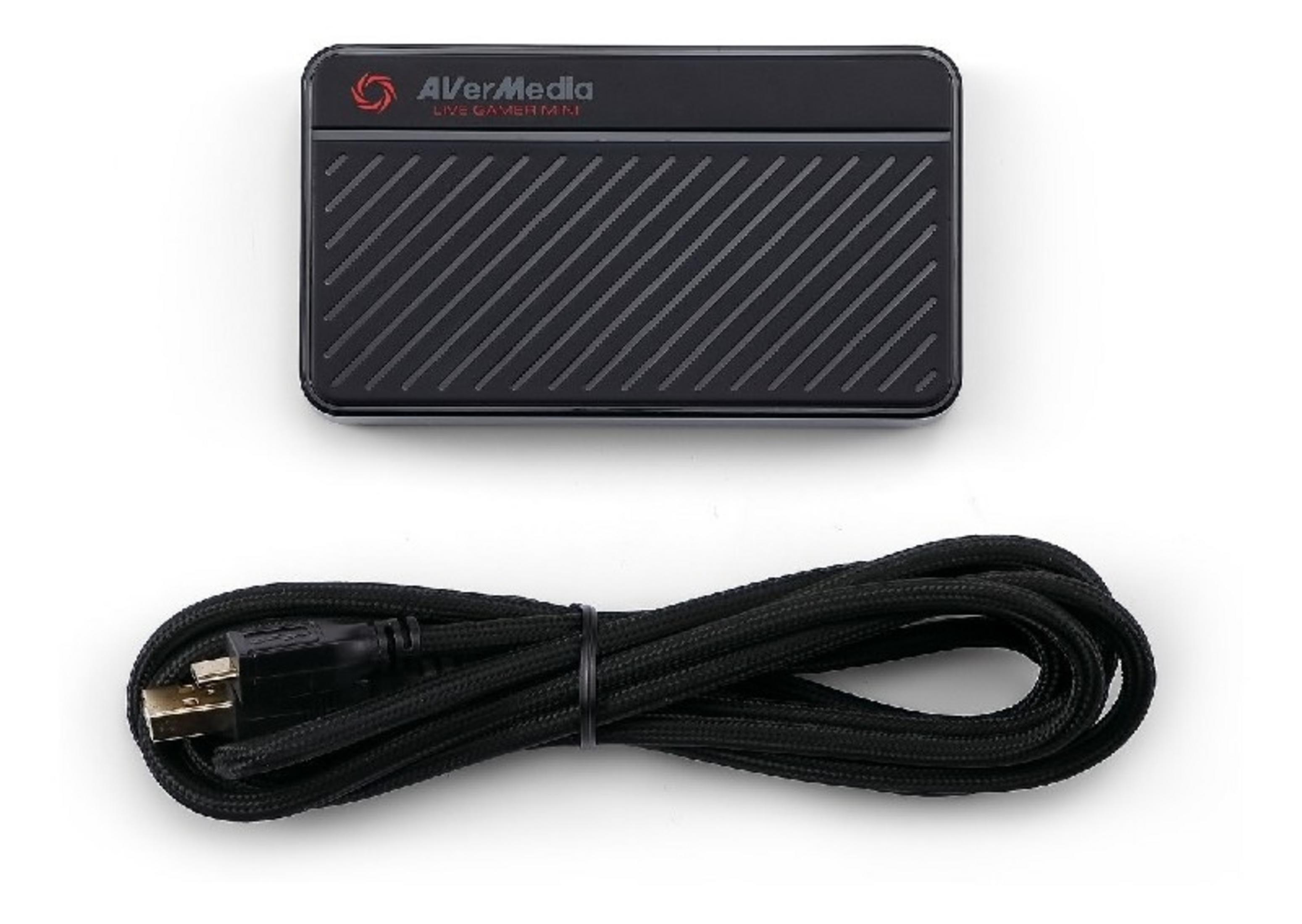 Dispositivo de captura de juegos AVerMedia negro y cable USB sobre fondo blanco.