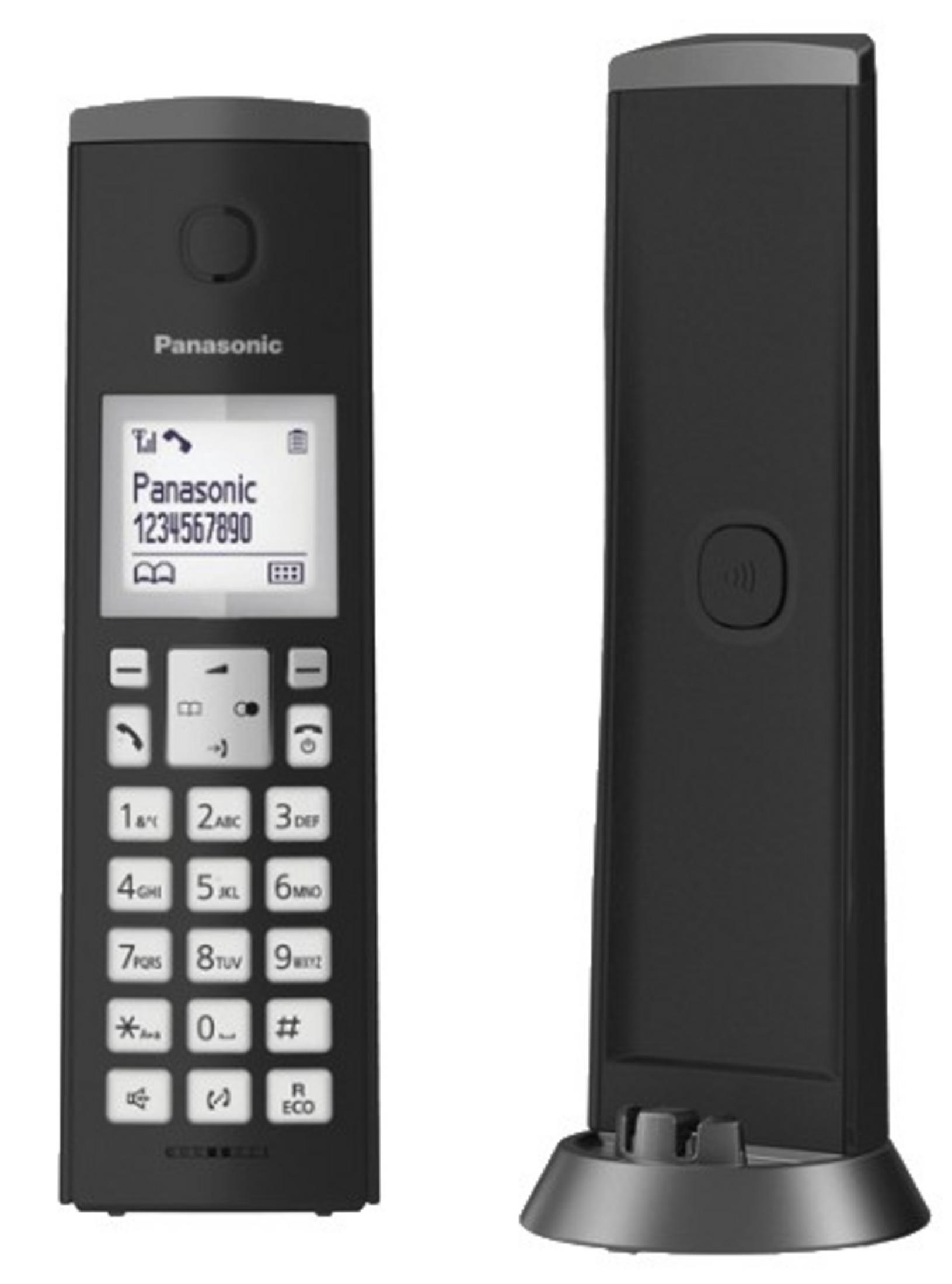 Cornetta e base di ricarica del telefono cordless Panasonic nero su sfondo bianco.